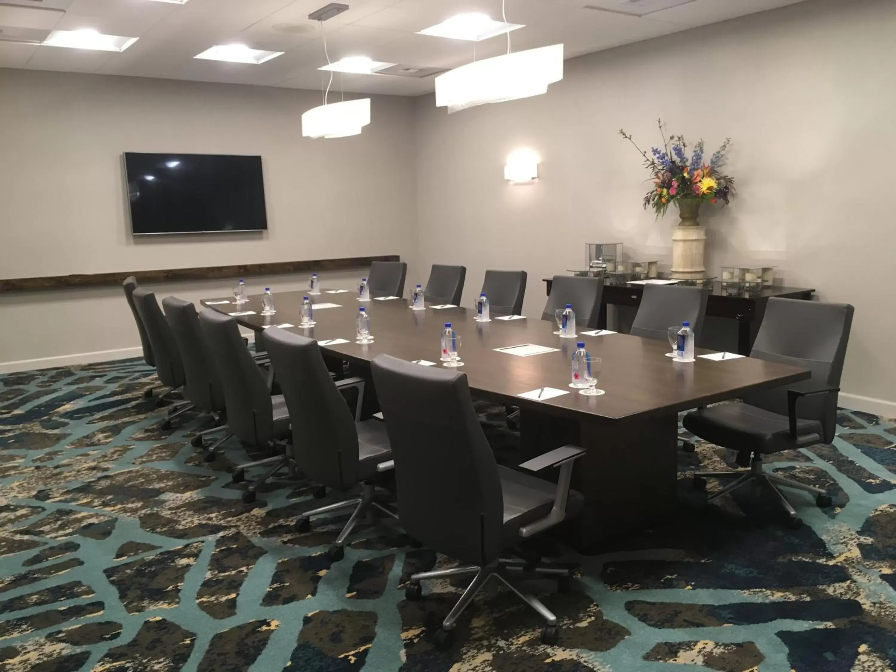 Meeting/conference room in Crowne Plaza Hotel Ventura Beach, an IHG Hotel