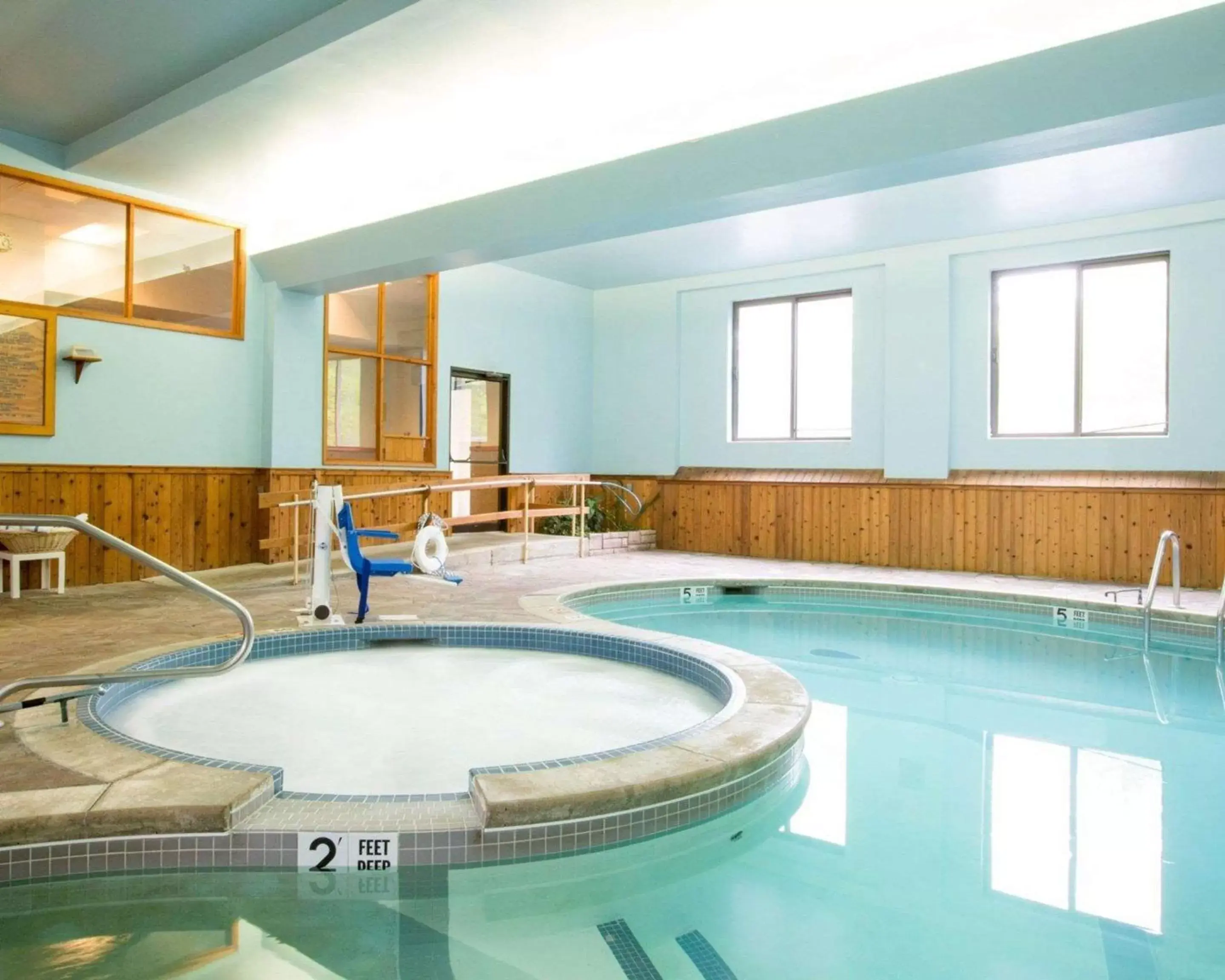 Hot Tub, Swimming Pool in Rodeway Inn Lake Placid