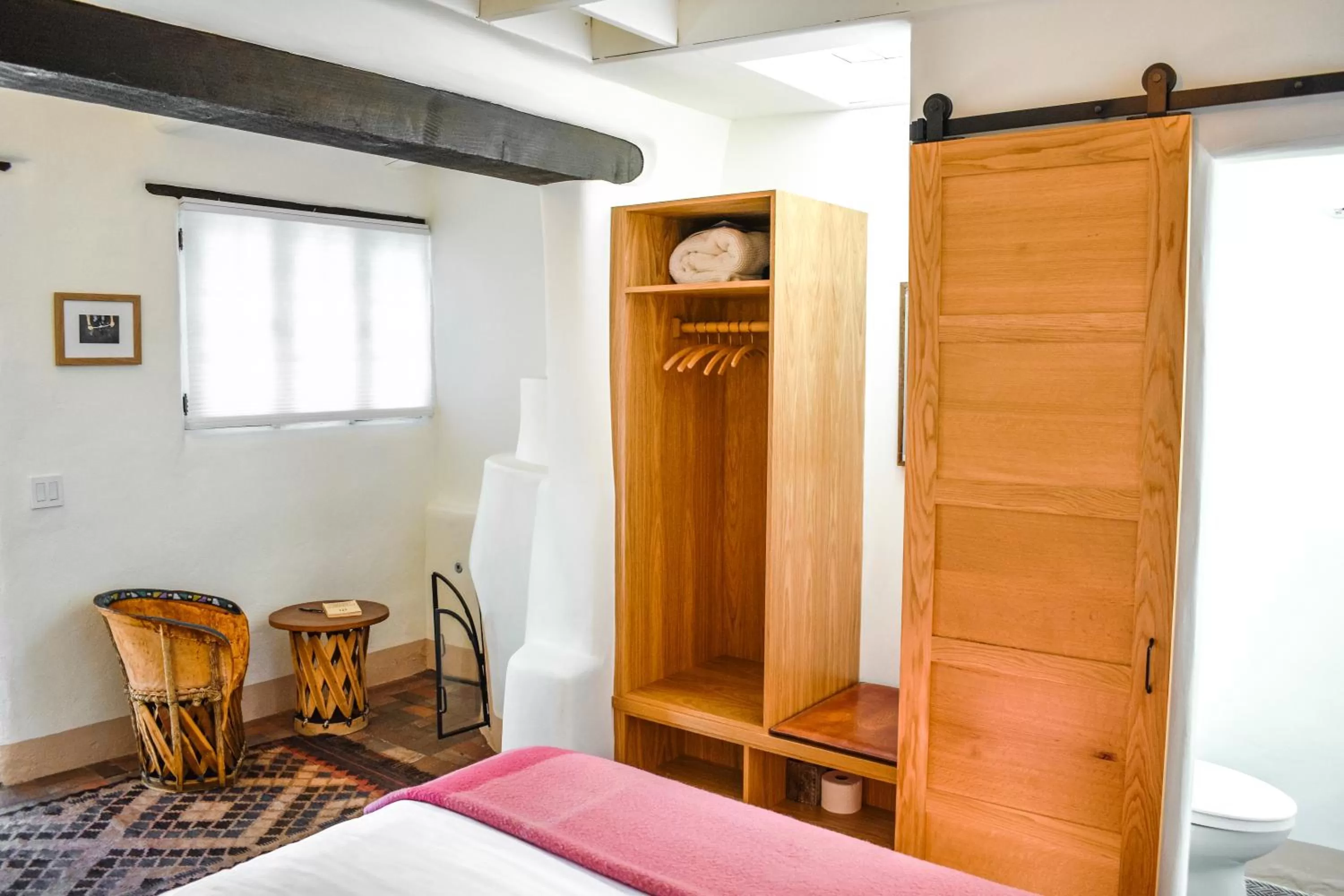wardrobe, Bed in The Parador