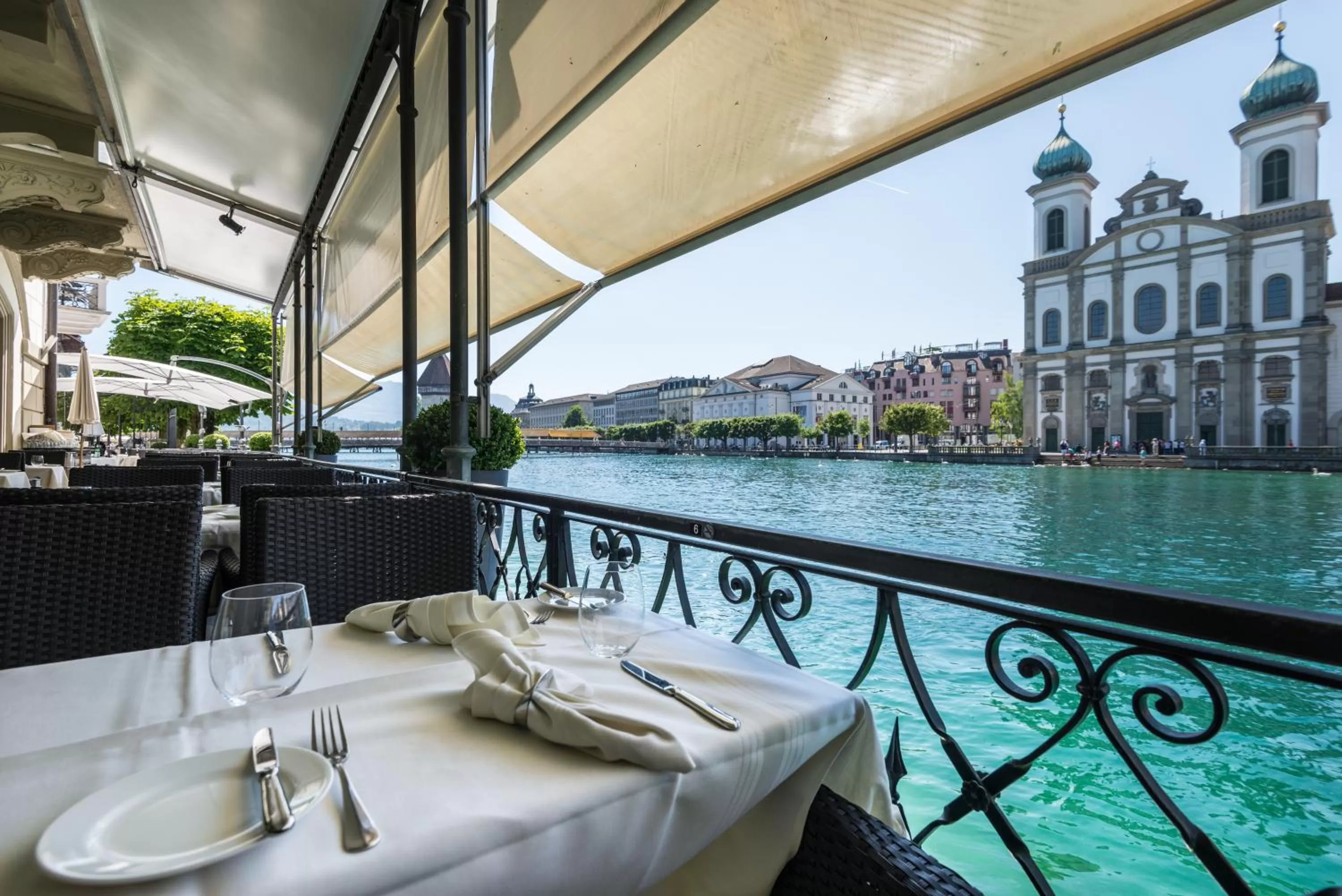 Restaurant/places to eat in Hotel des Balances