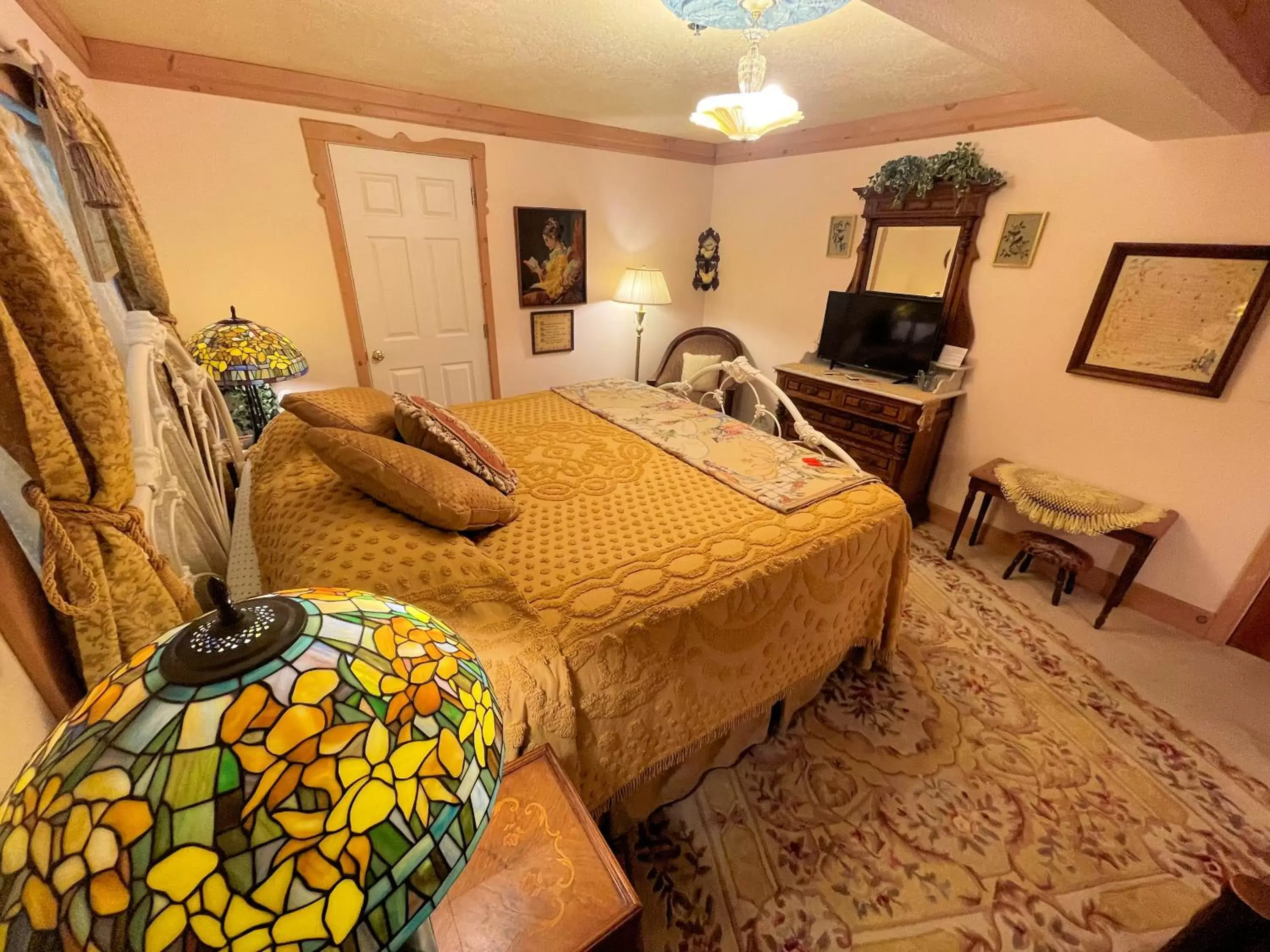 Bedroom in Big Yellow Inn