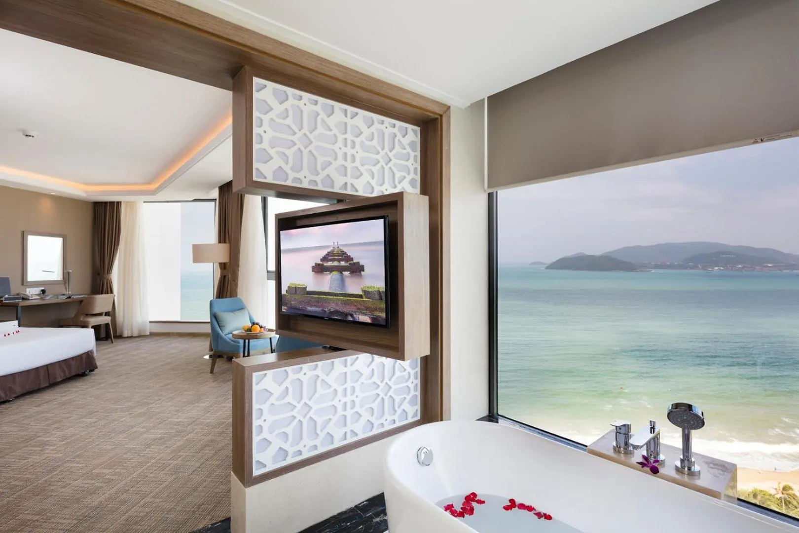 Shower, Bed in Comodo Nha Trang Hotel