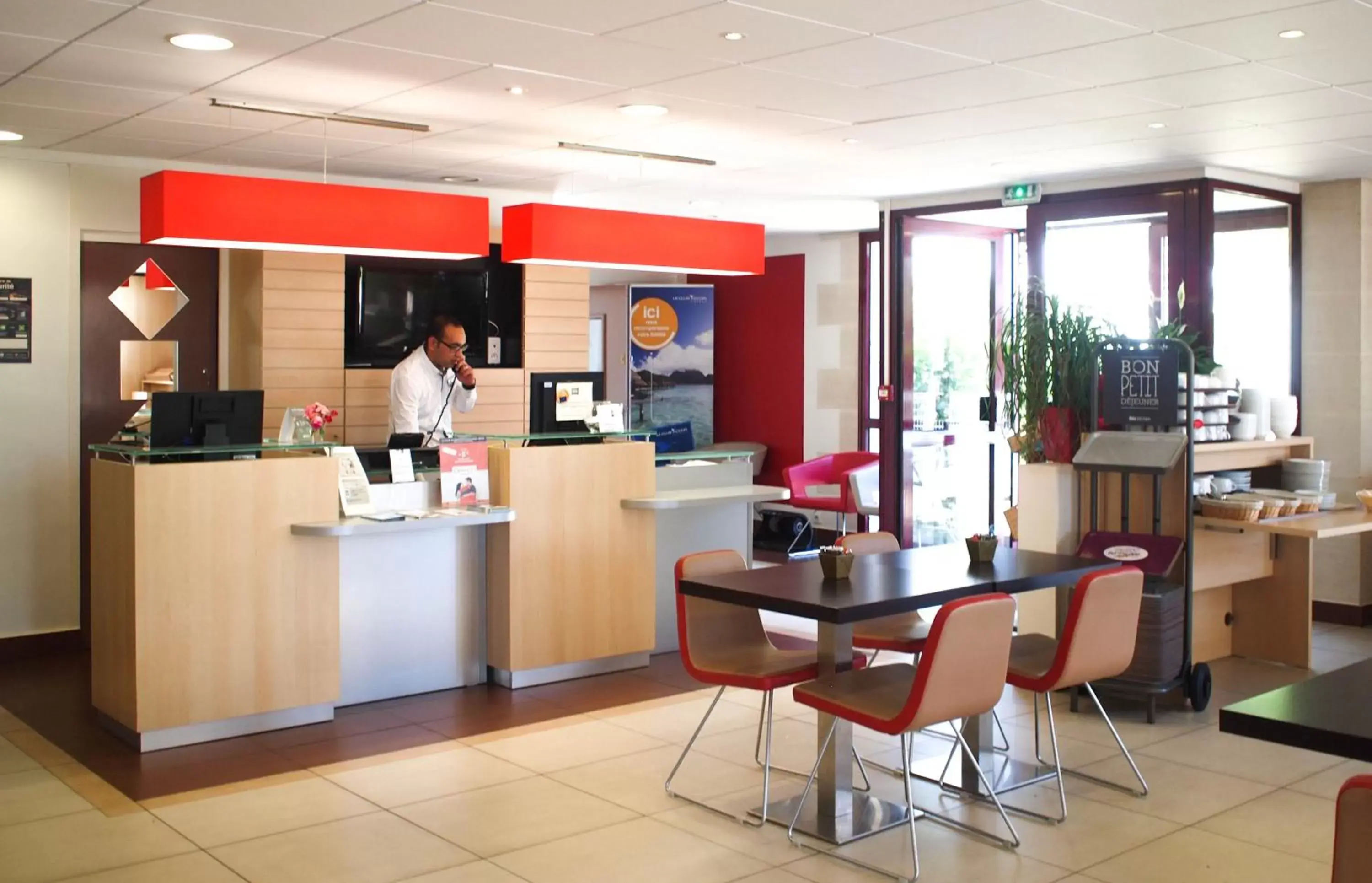 Lobby or reception in ibis Bordeaux Saint Emilion