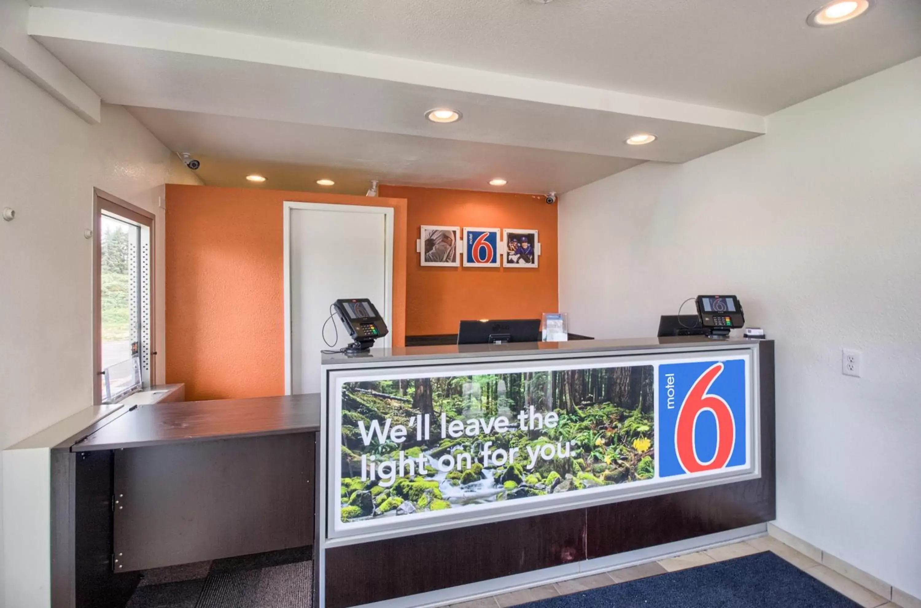 Day, Lobby/Reception in Motel 6-Everett, WA - South