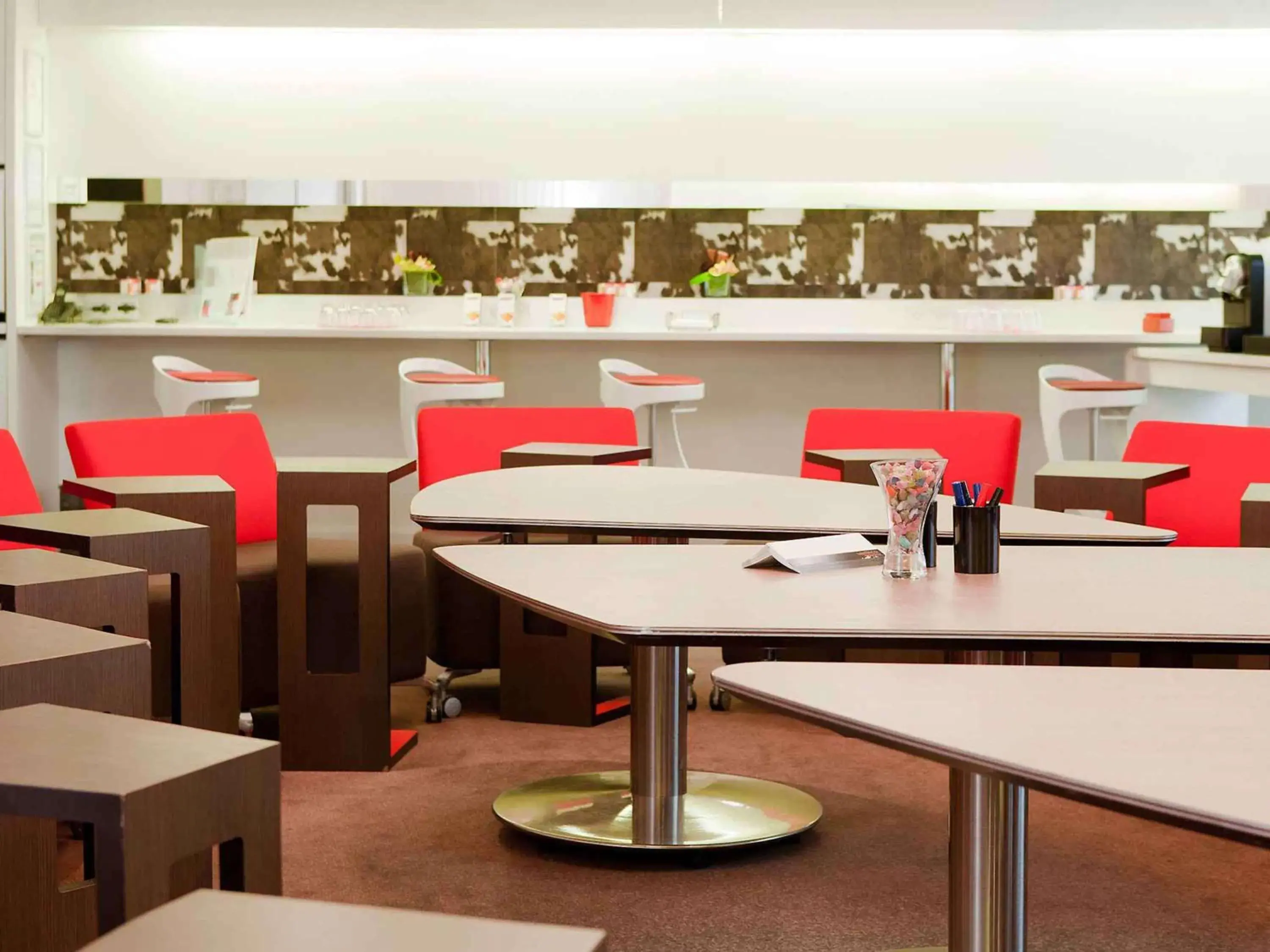 On site, Restaurant/Places to Eat in Novotel Paris Rueil Malmaison