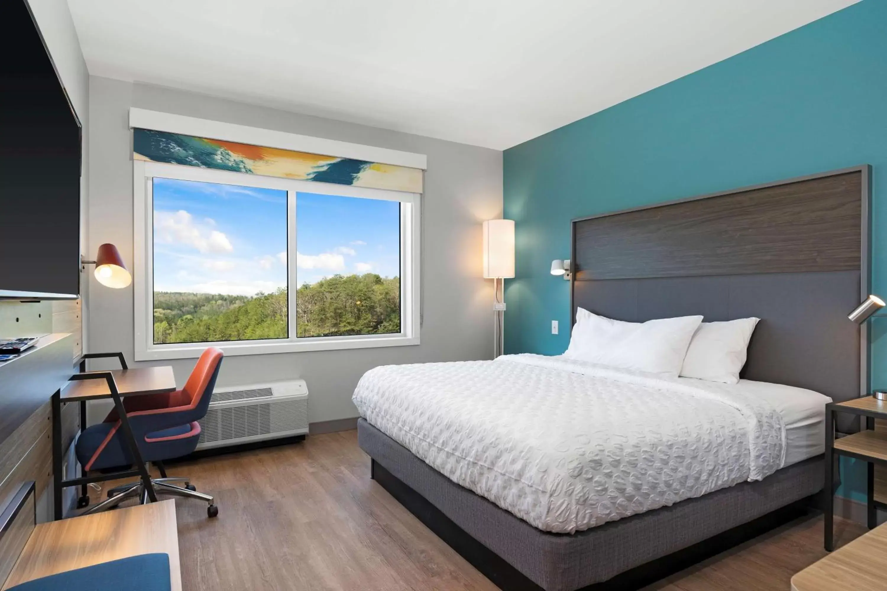 Bedroom, Mountain View in Tru By Hilton Cartersville, Ga