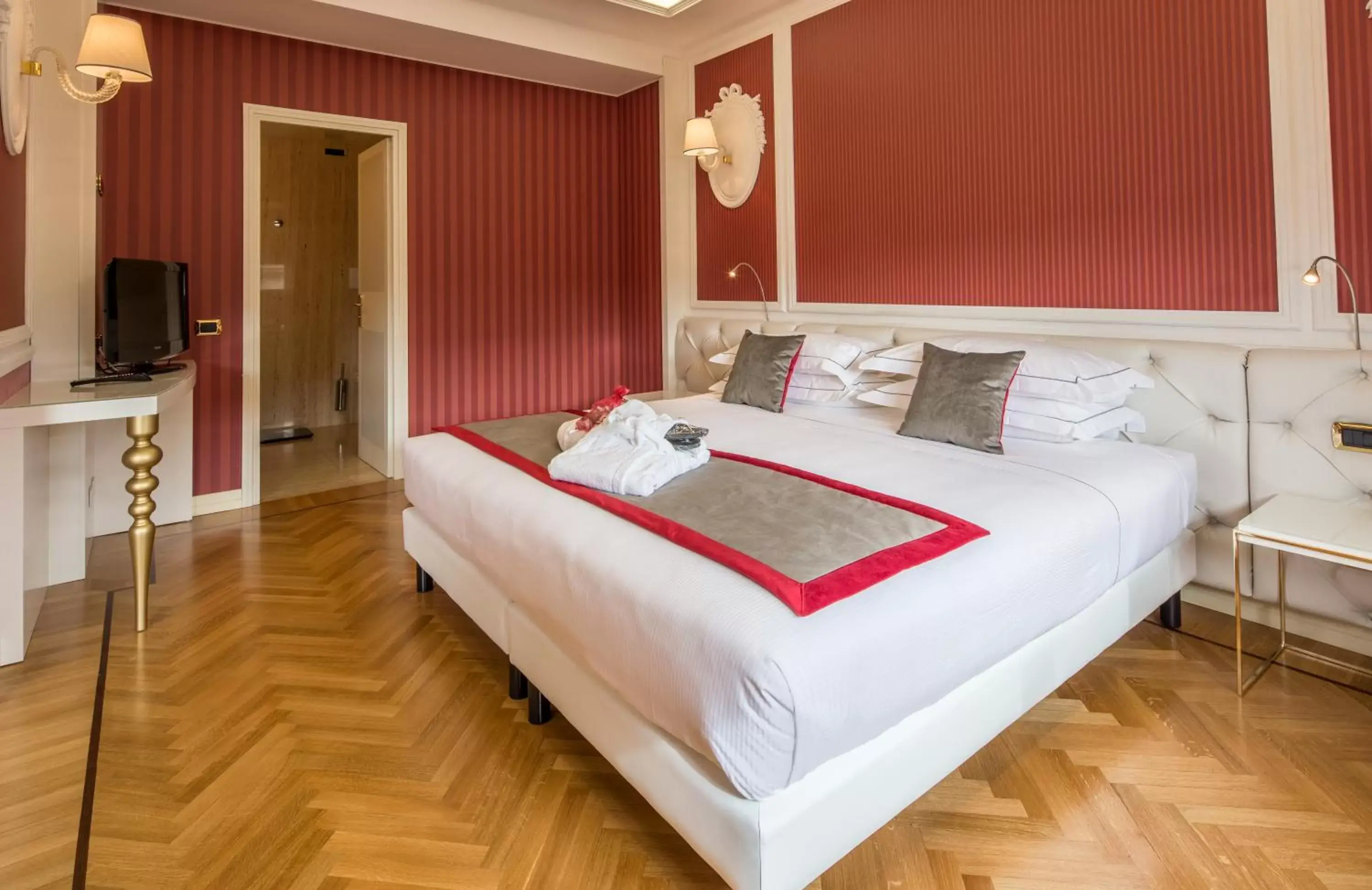 Bedroom, Bed in Grande Albergo Roma