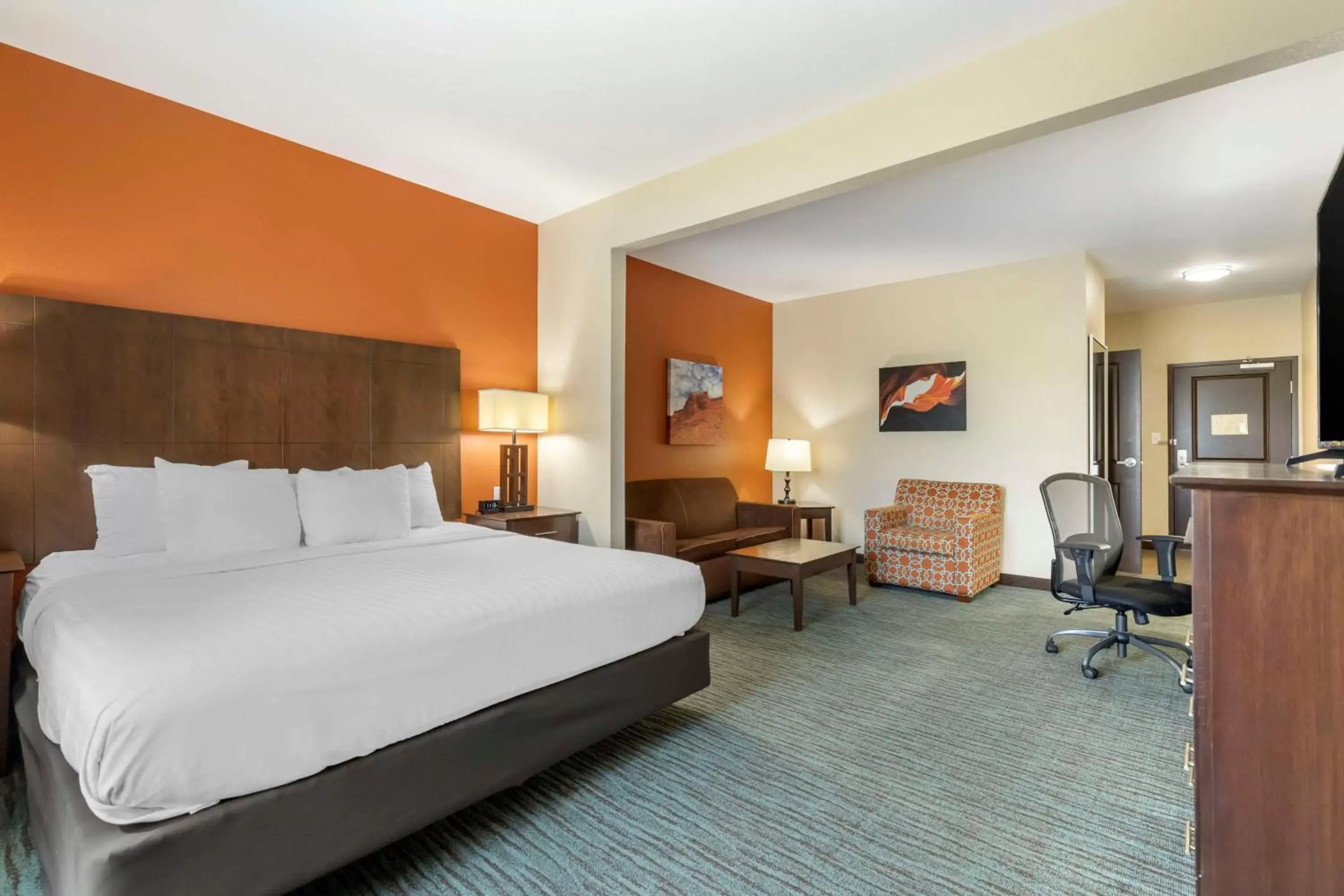 Photo of the whole room, Bed in Best Western Plus Longhorn Inn & Suites