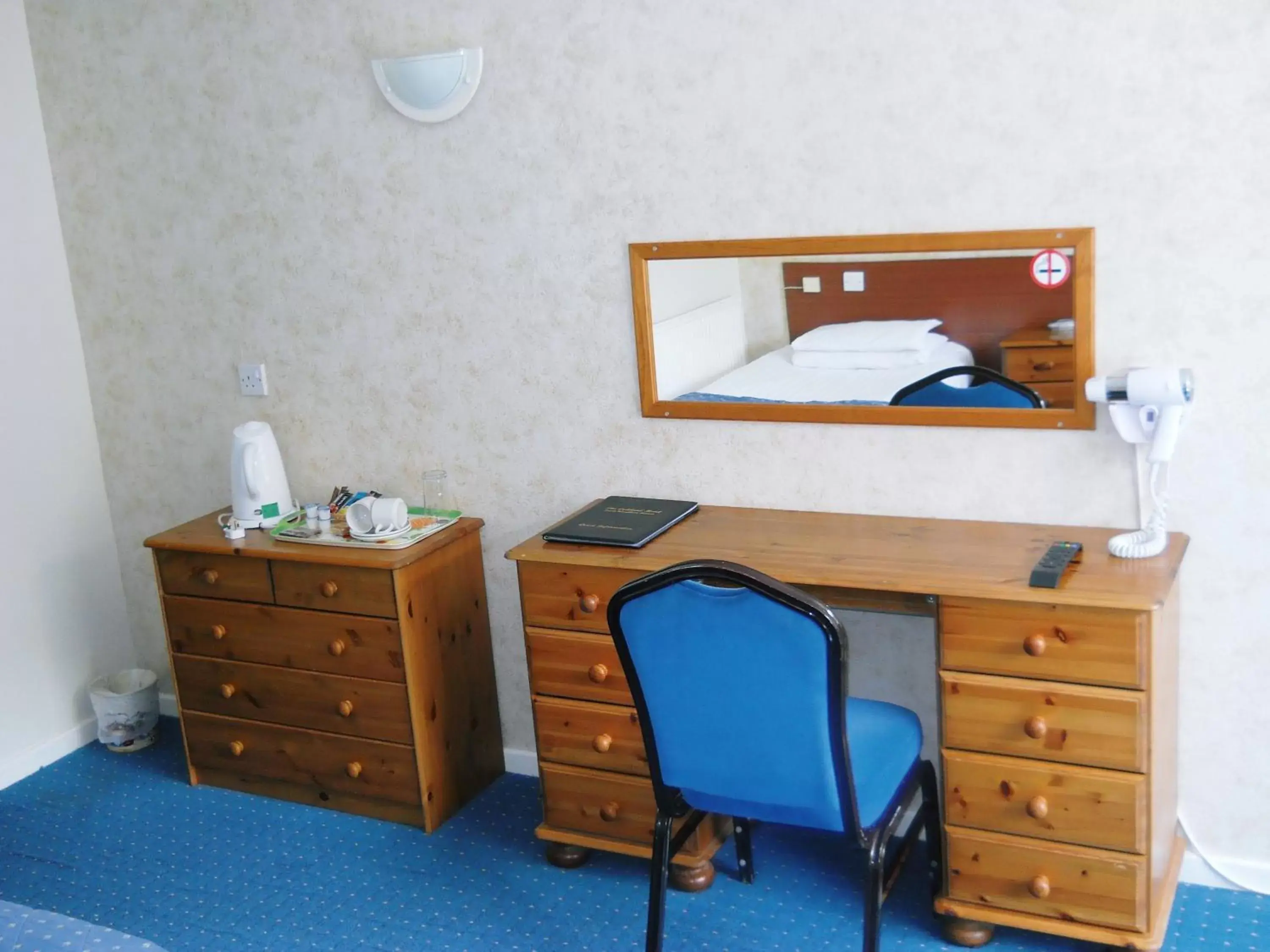 Coffee/tea facilities in The Oakland Hotel