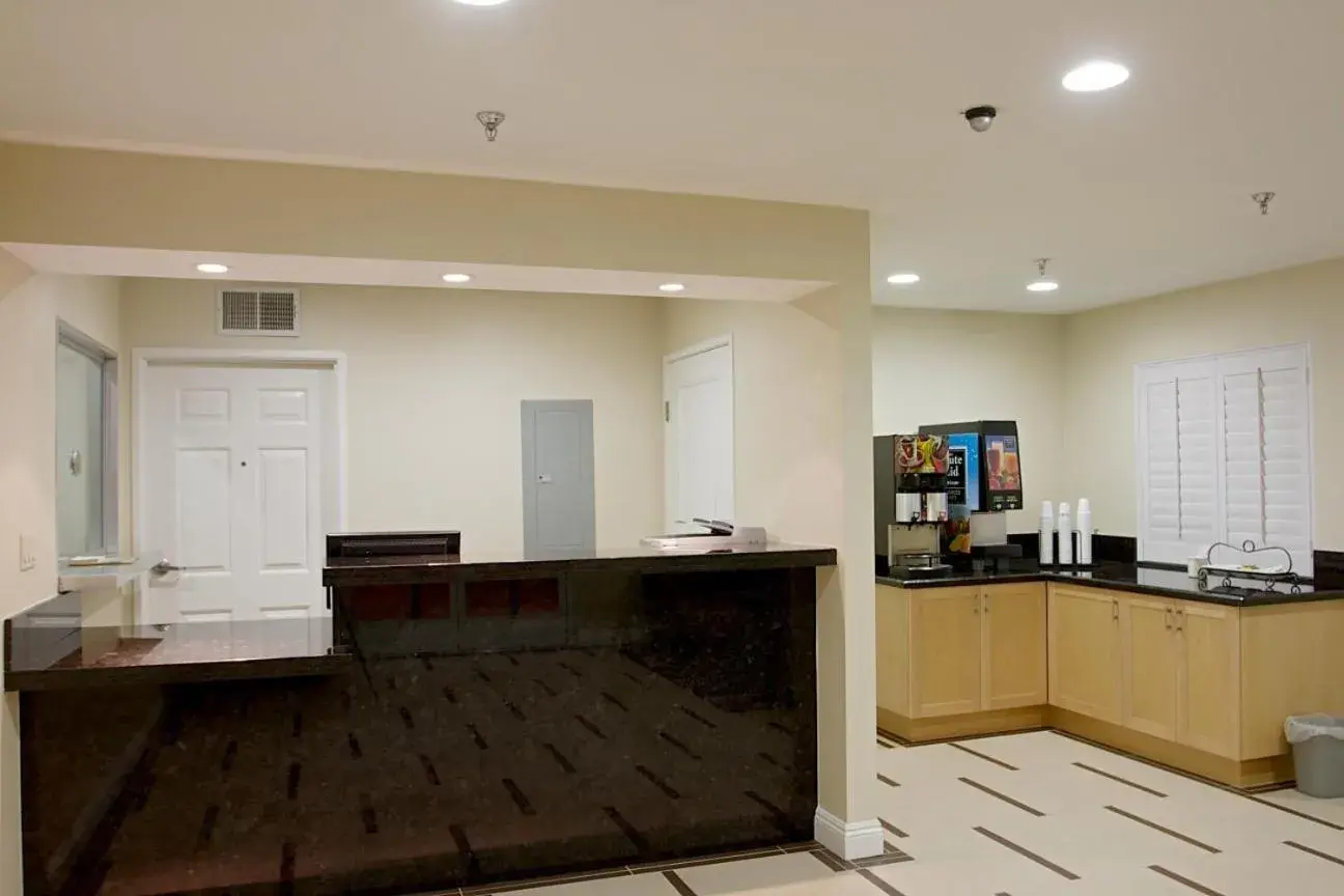 Lobby or reception, Kitchen/Kitchenette in Burbank Inn and Suites
