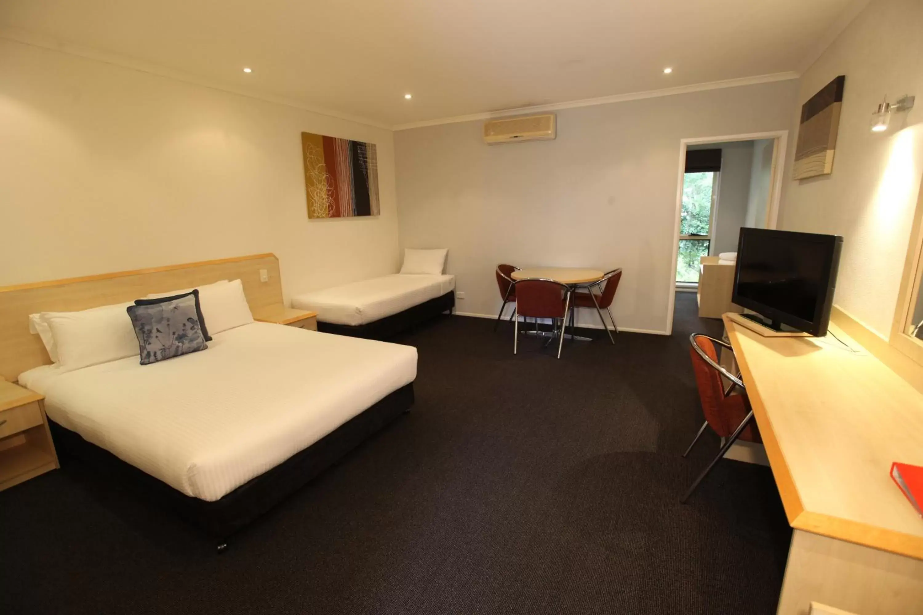 Photo of the whole room, TV/Entertainment Center in Red Bridge Motor Inn