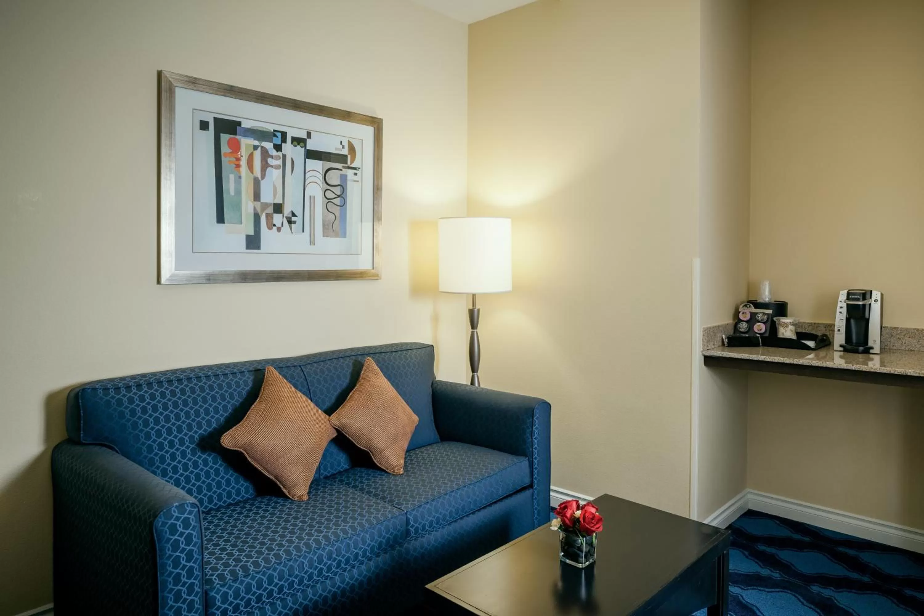 Living room in Plaza Inn & Suites at Ashland Creek