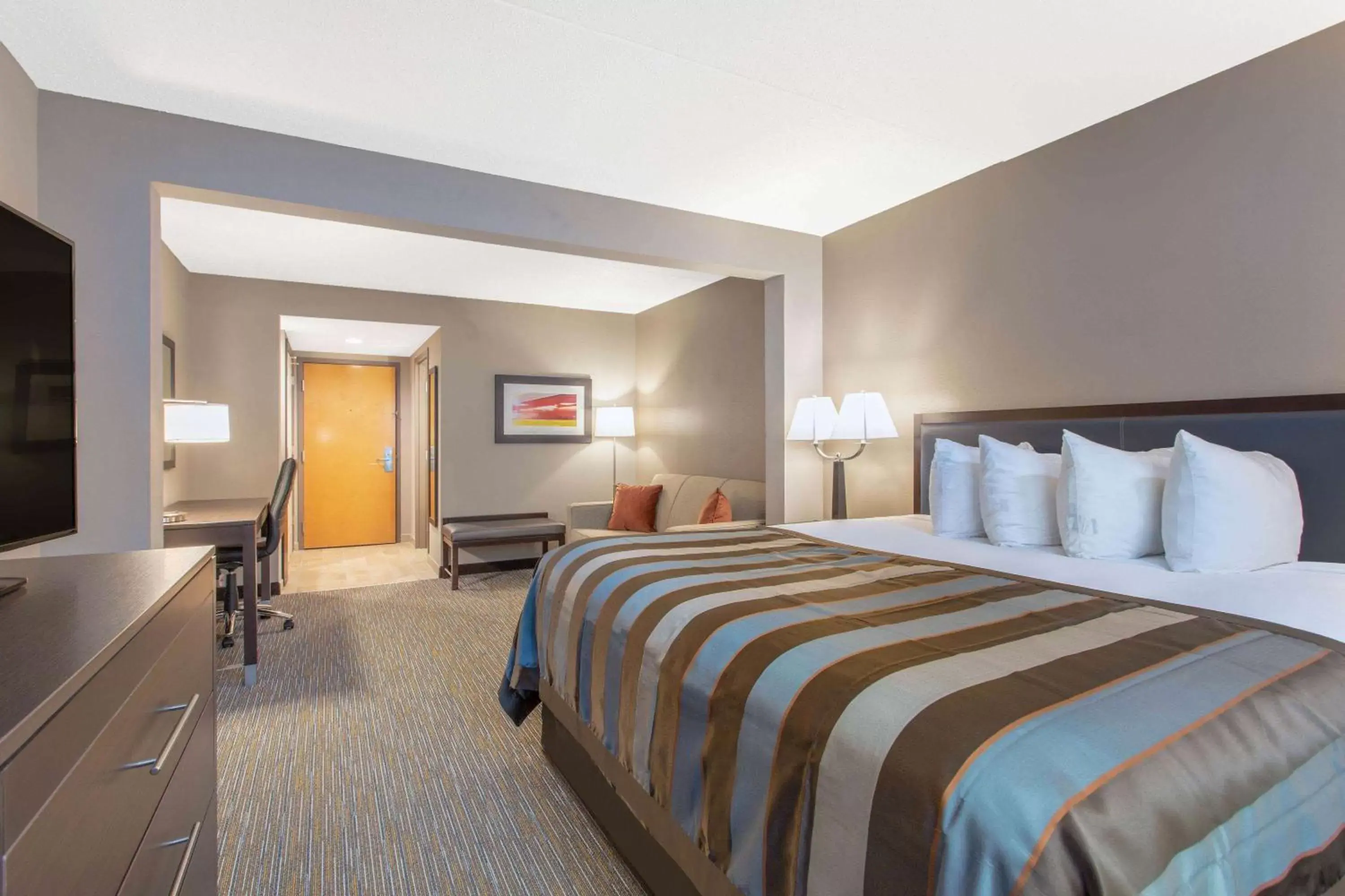 Photo of the whole room, Bed in La Quinta Inn & Suites by Wyndham Mooresville