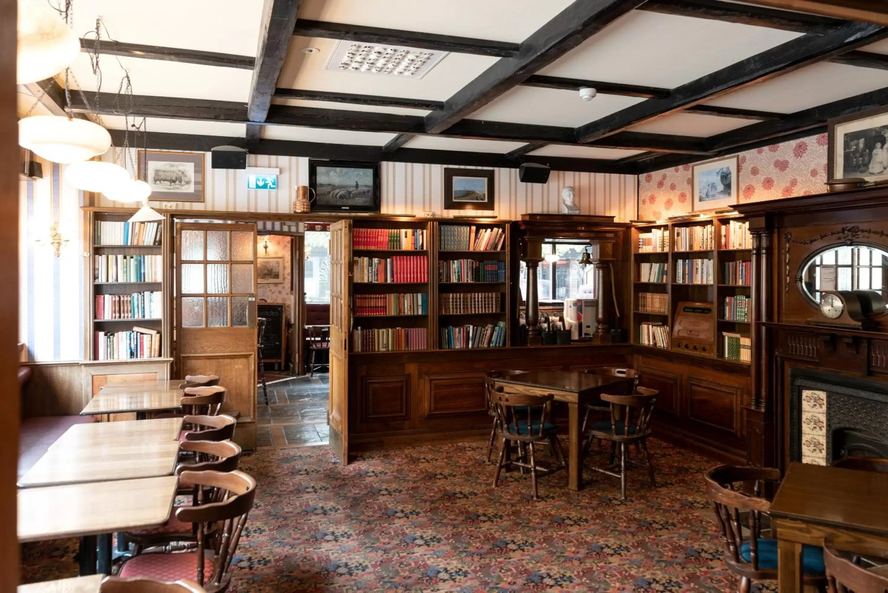 Restaurant/places to eat, Library in Hotel Bishops Arms Köping