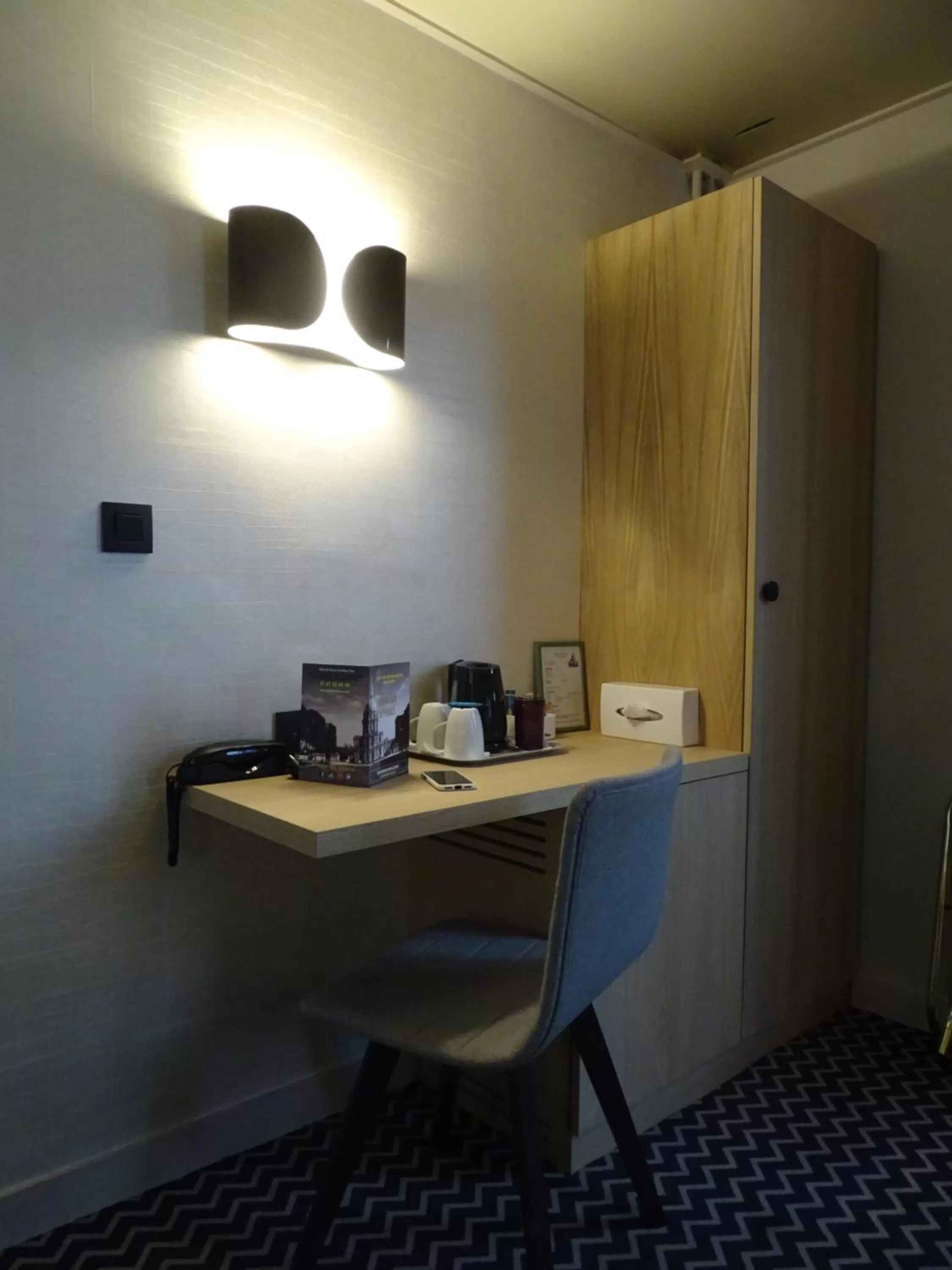 Day in Hotel de France Invalides