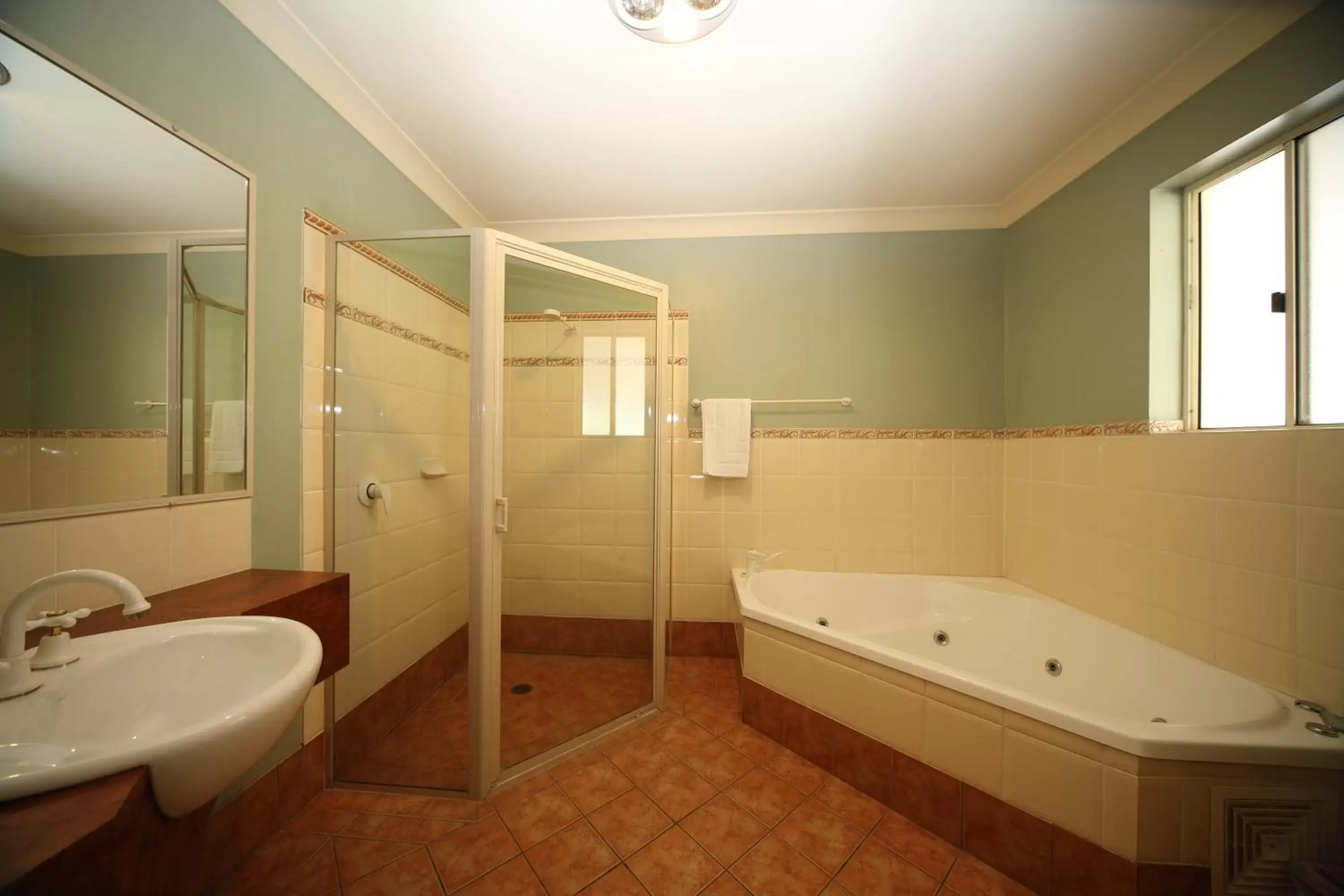 Bathroom in Emerald Explorers Inn