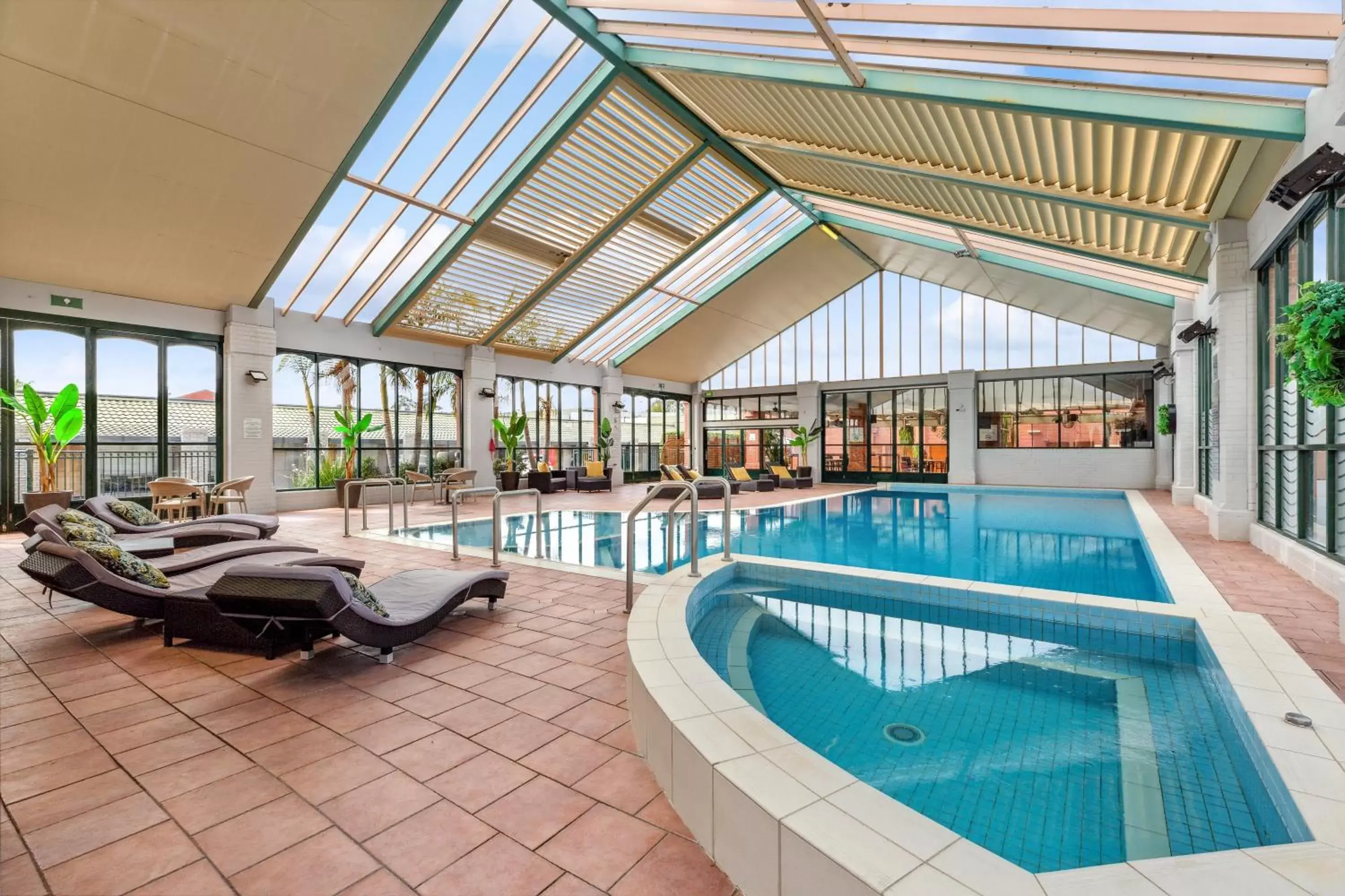 Swimming Pool in All Seasons Resort Hotel Bendigo