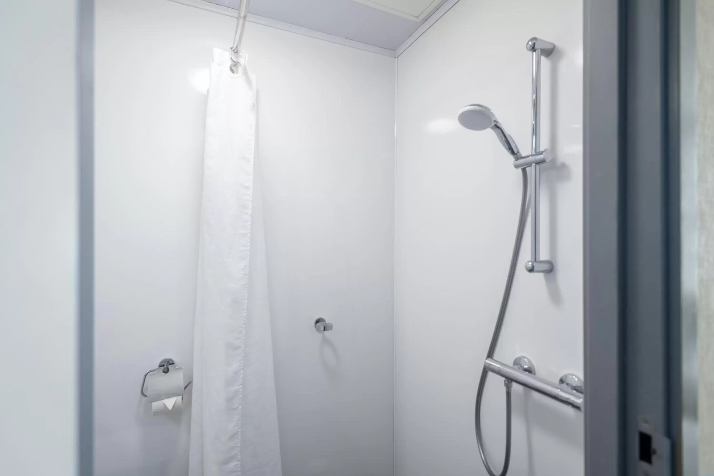 Shower, Bathroom in easyHotel Croydon