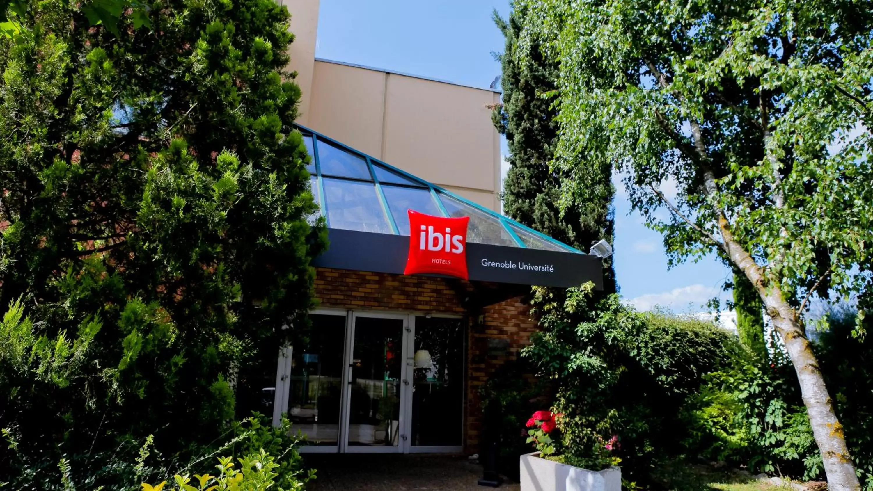 Facade/entrance in ibis Grenoble Université