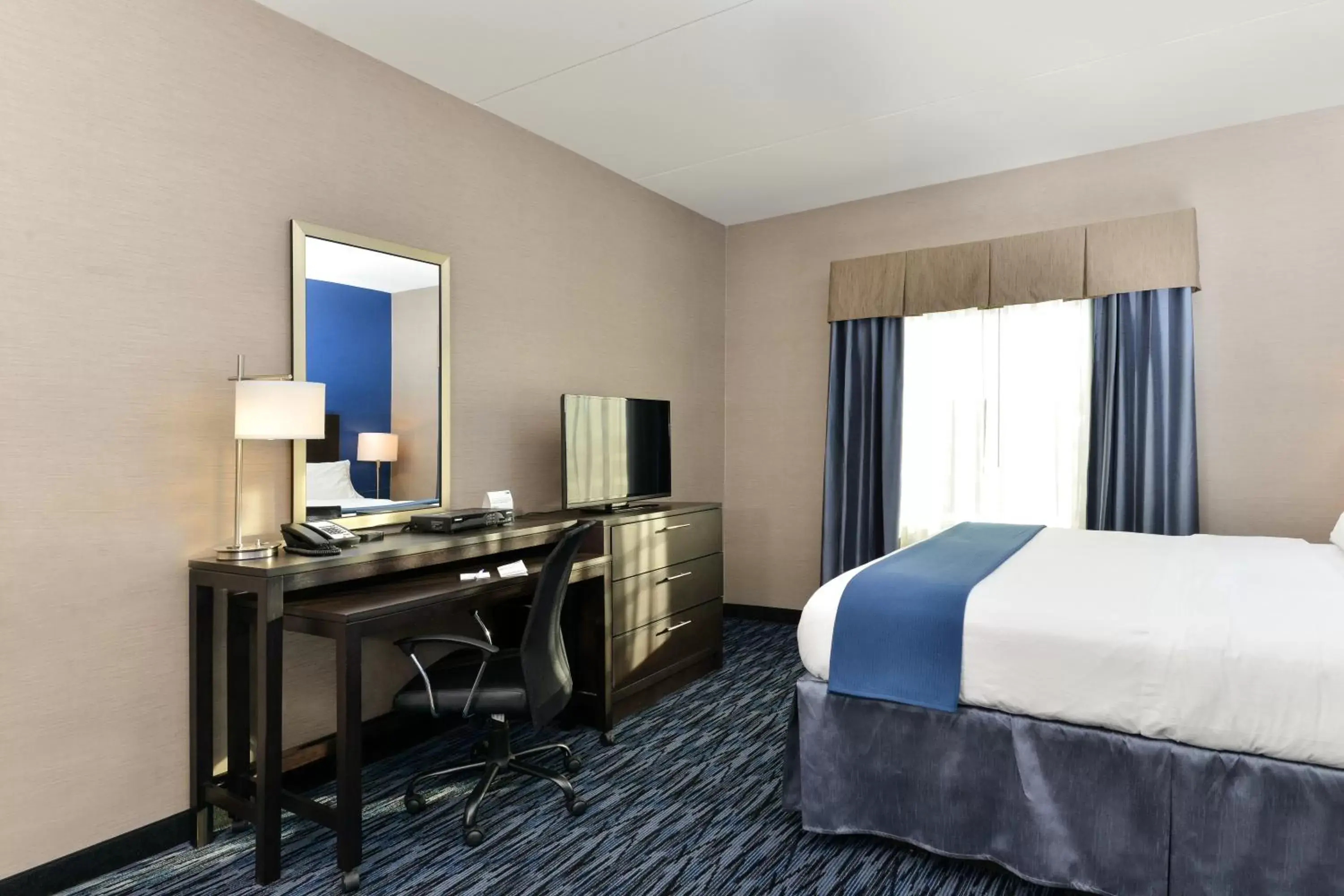 Day, Room Photo in Holiday Inn Express & Suites Peekskill-Lower Hudson Valley, an IHG Hotel