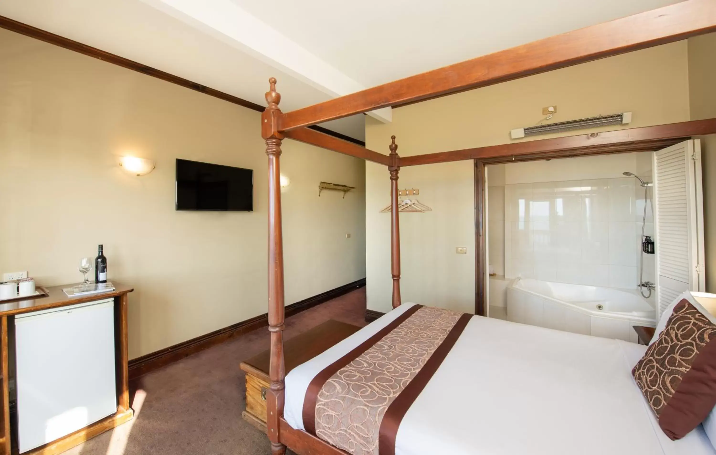 Bed in Anchorage Seafront Hotel Bed in Anchorage Seafront Hotel