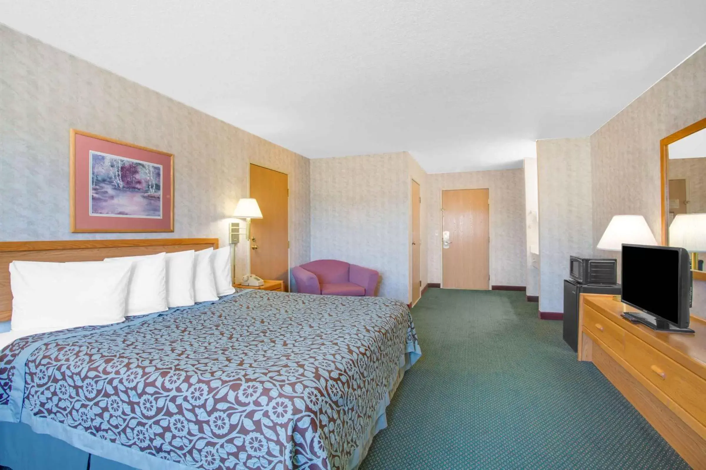 Bedroom, Bed in Days Inn by Wyndham West Yellowstone