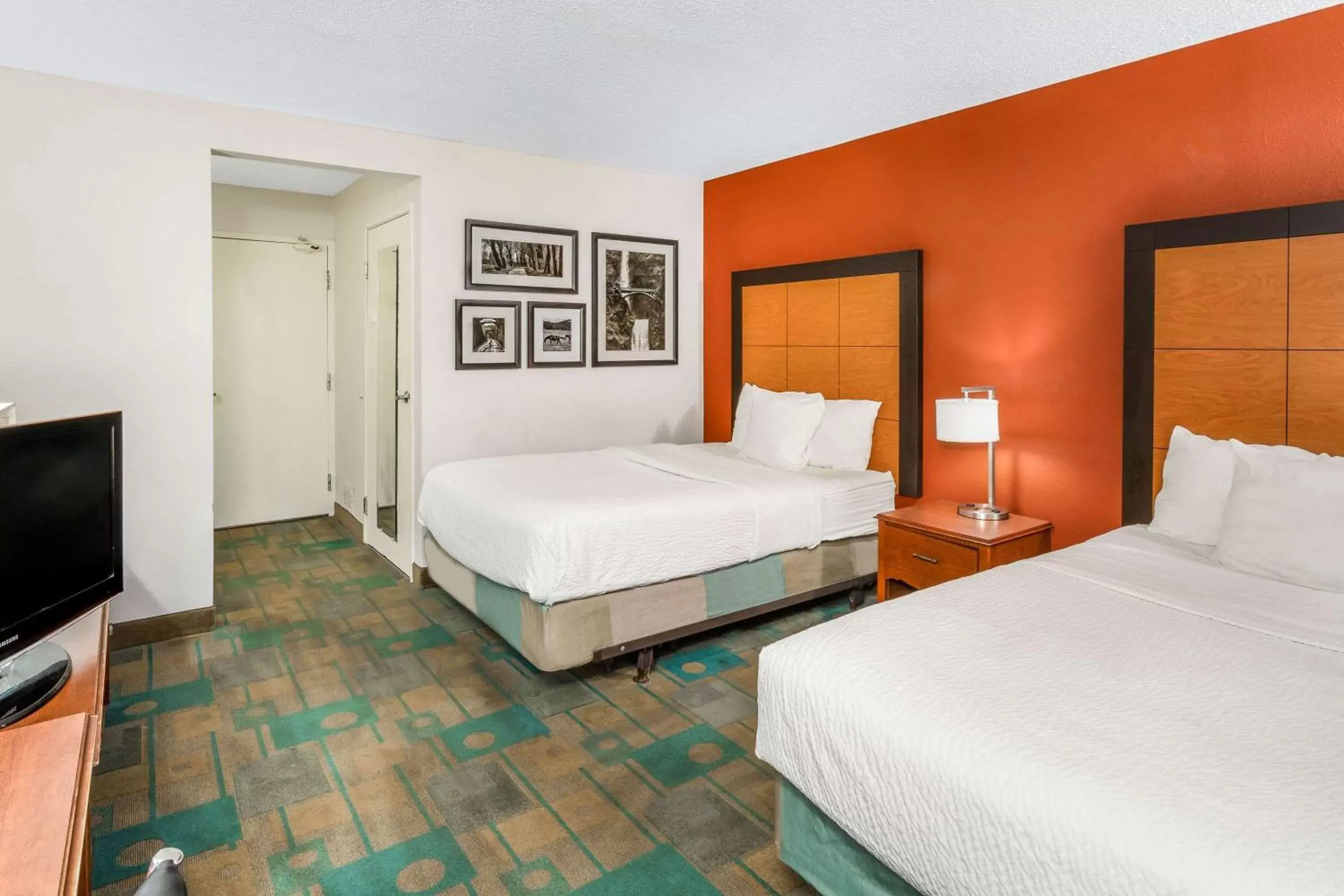 Photo of the whole room, Bed in La Quinta Inn & Suites by Wyndham Meridian