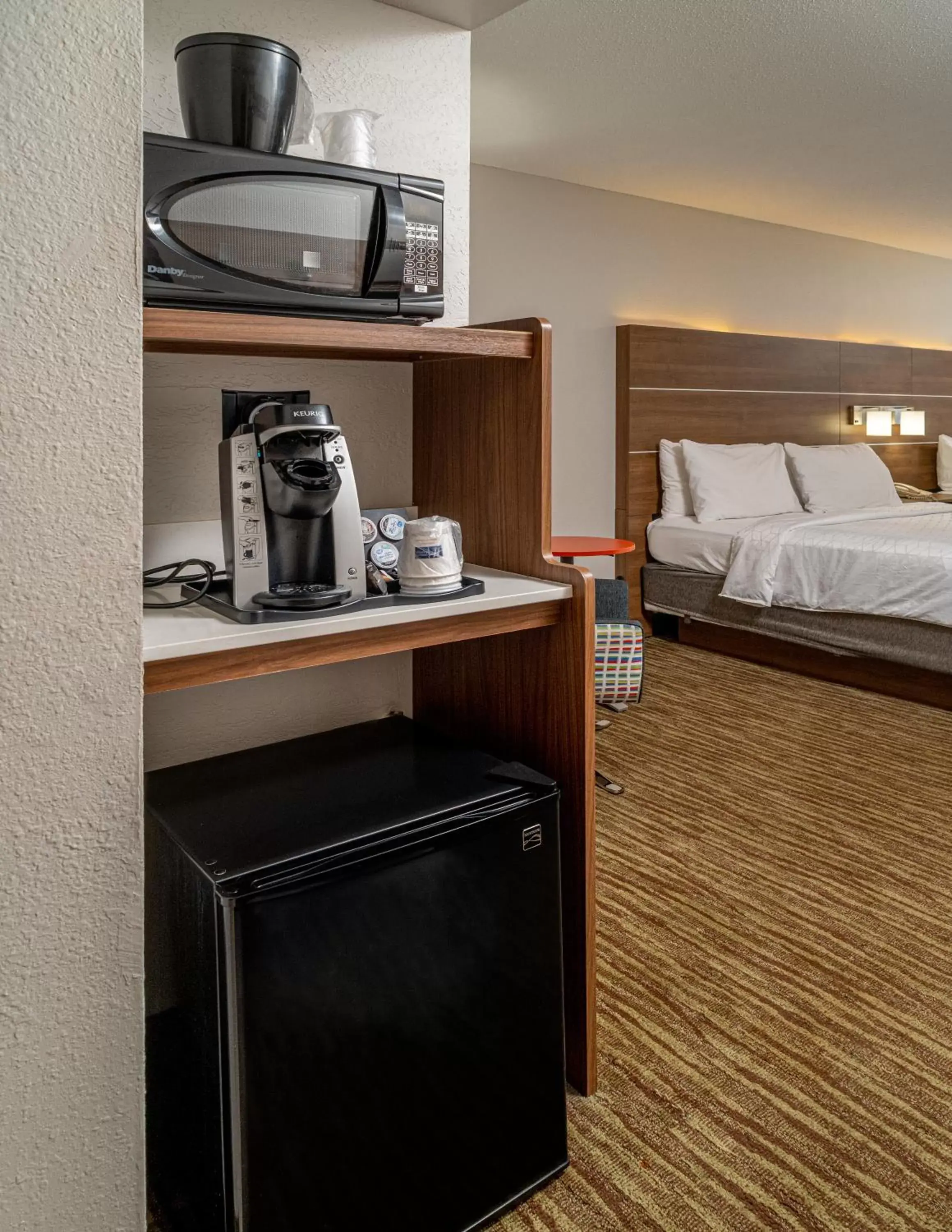 Bedroom, TV/Entertainment Center in Holiday Inn Express and Suites Pikeville, an IHG Hotel