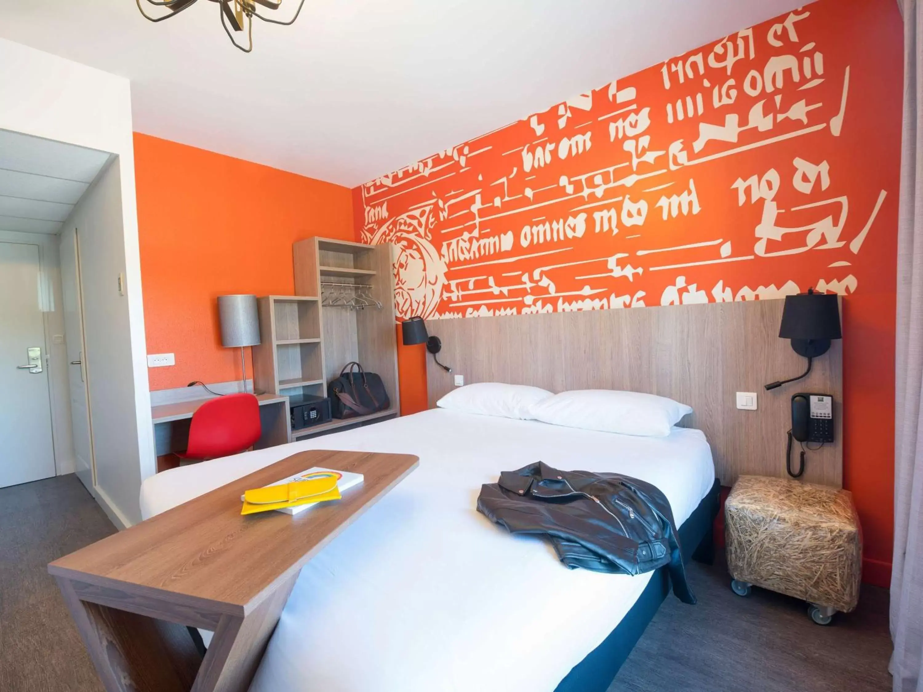 Bedroom in ibis Styles Carcassonne La Cité