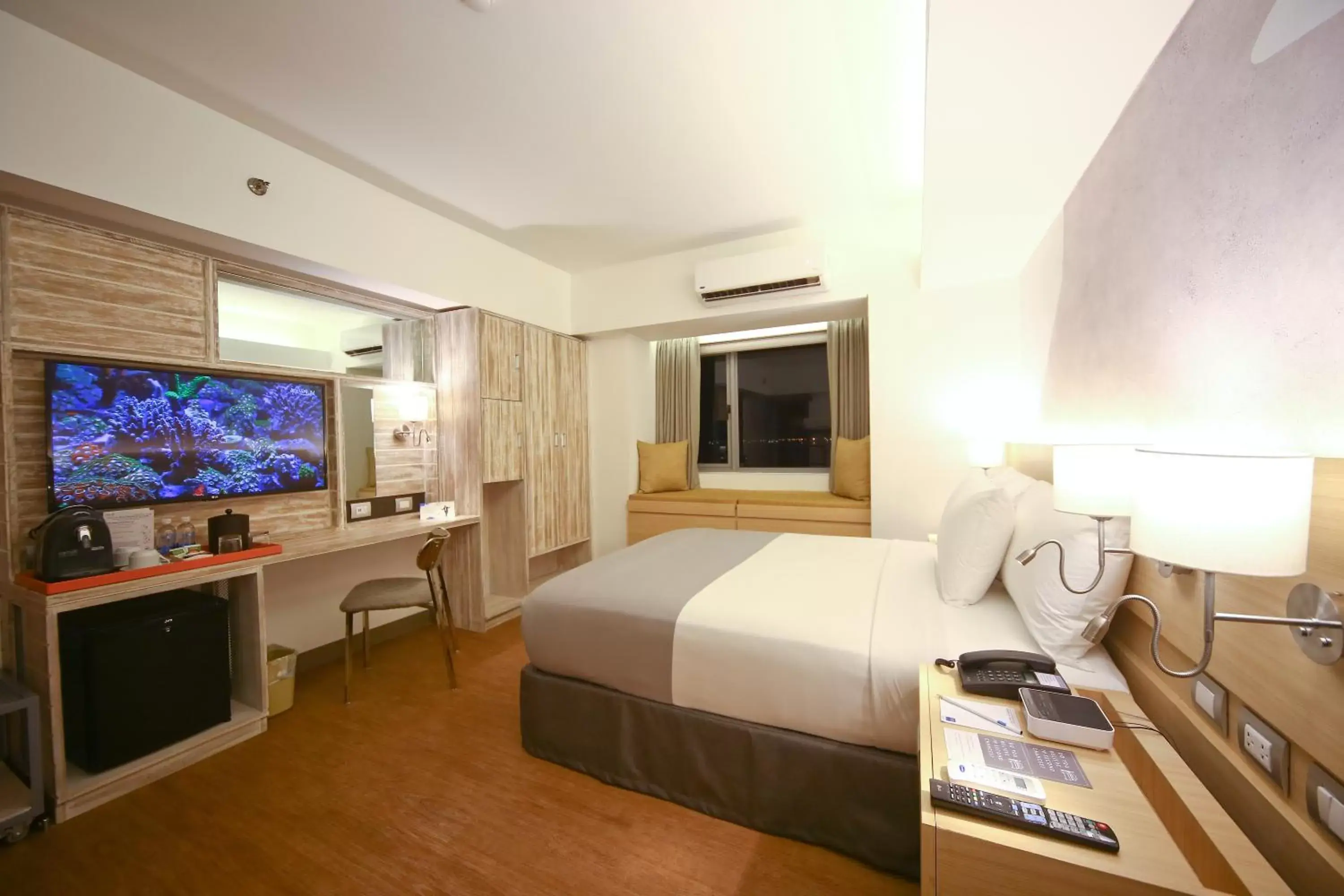 Bed, TV/Entertainment Center in TRYP by Wyndham Mall of Asia Manila