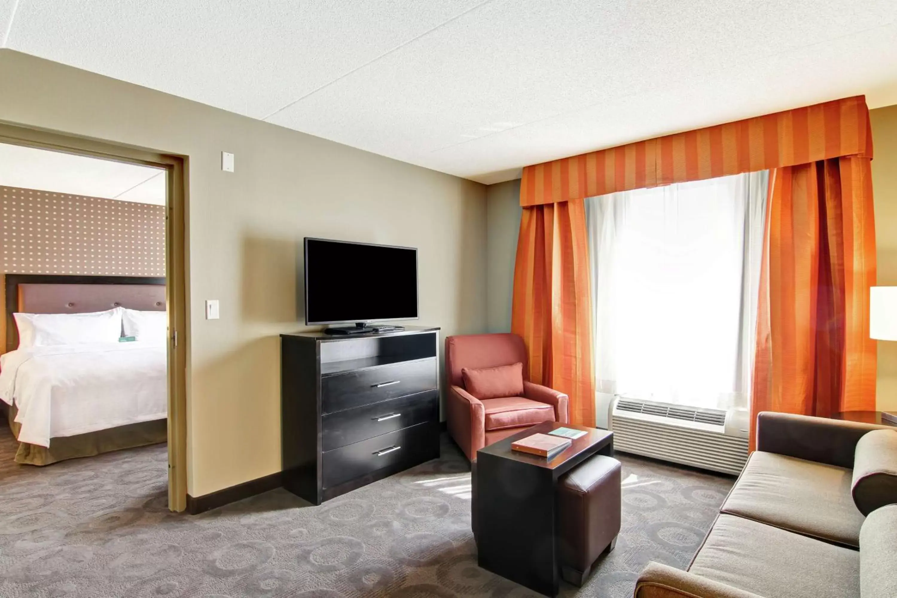 Living room, TV/Entertainment Center in Homewood Suites by Hilton Toronto-Ajax