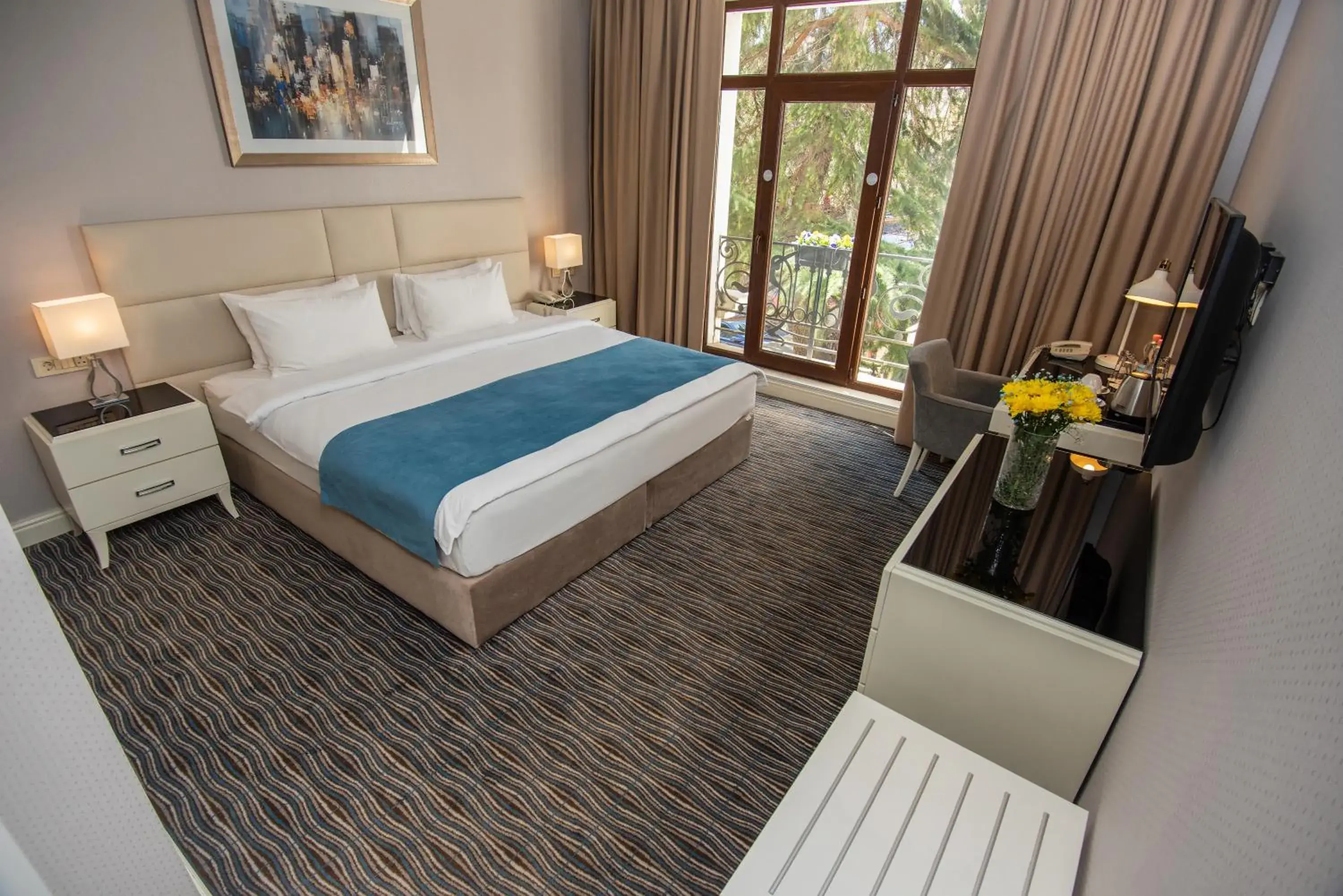 Bedroom, Bed in City Avenue Hotel