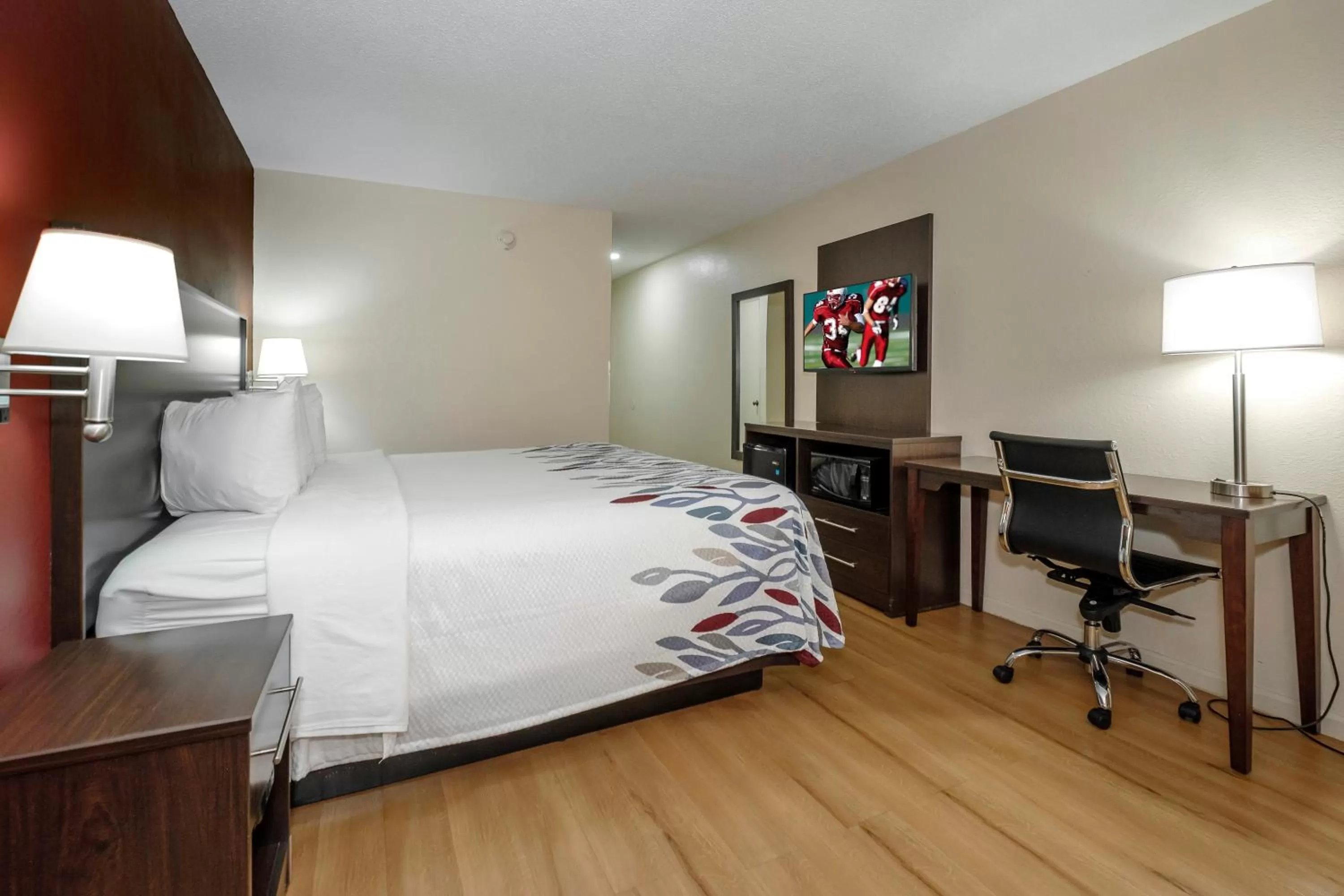 Photo of the whole room, Bed in Red Roof Inn Hillsville