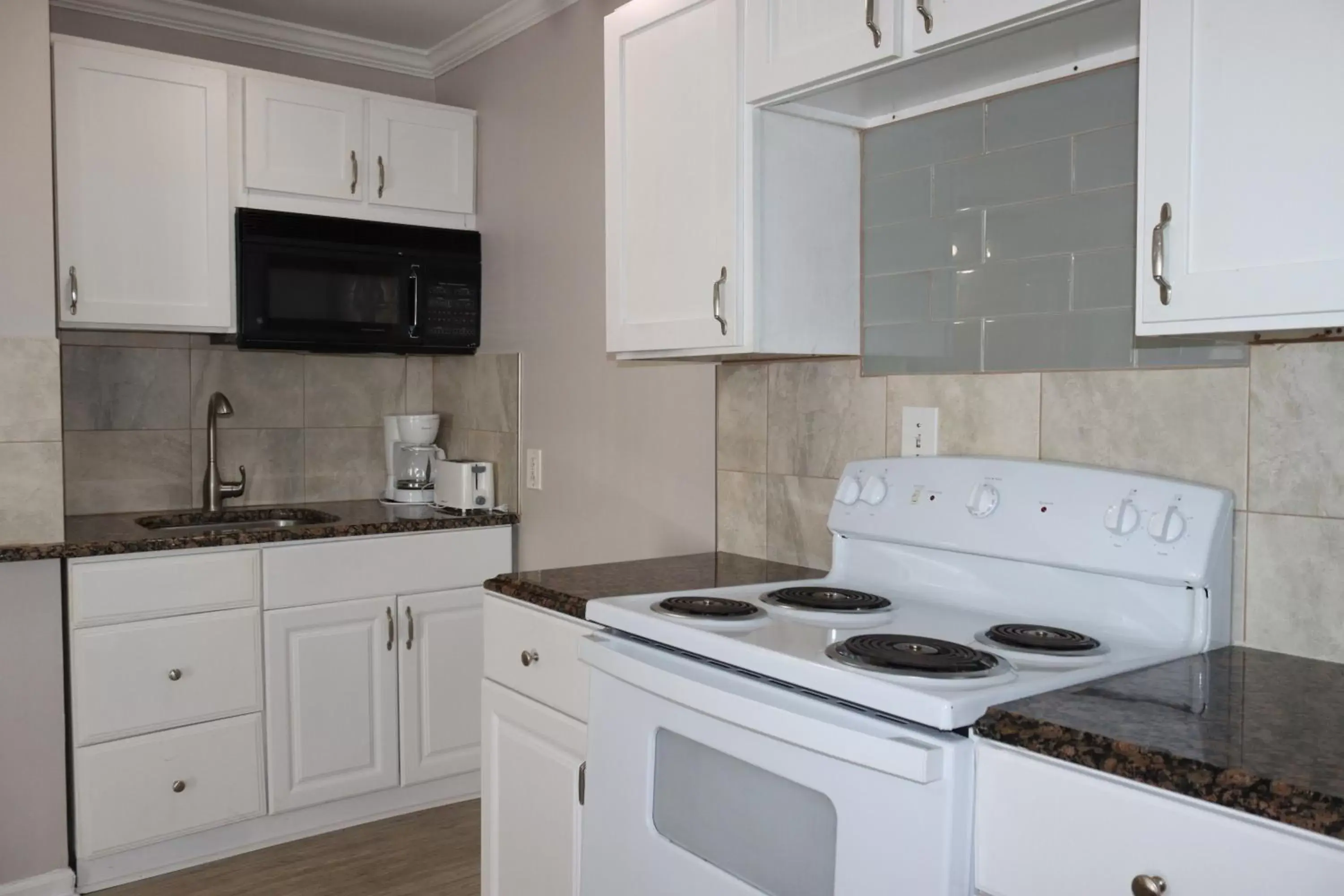 Kitchen/Kitchenette in The Burgundy Inn Hotel and Apartments