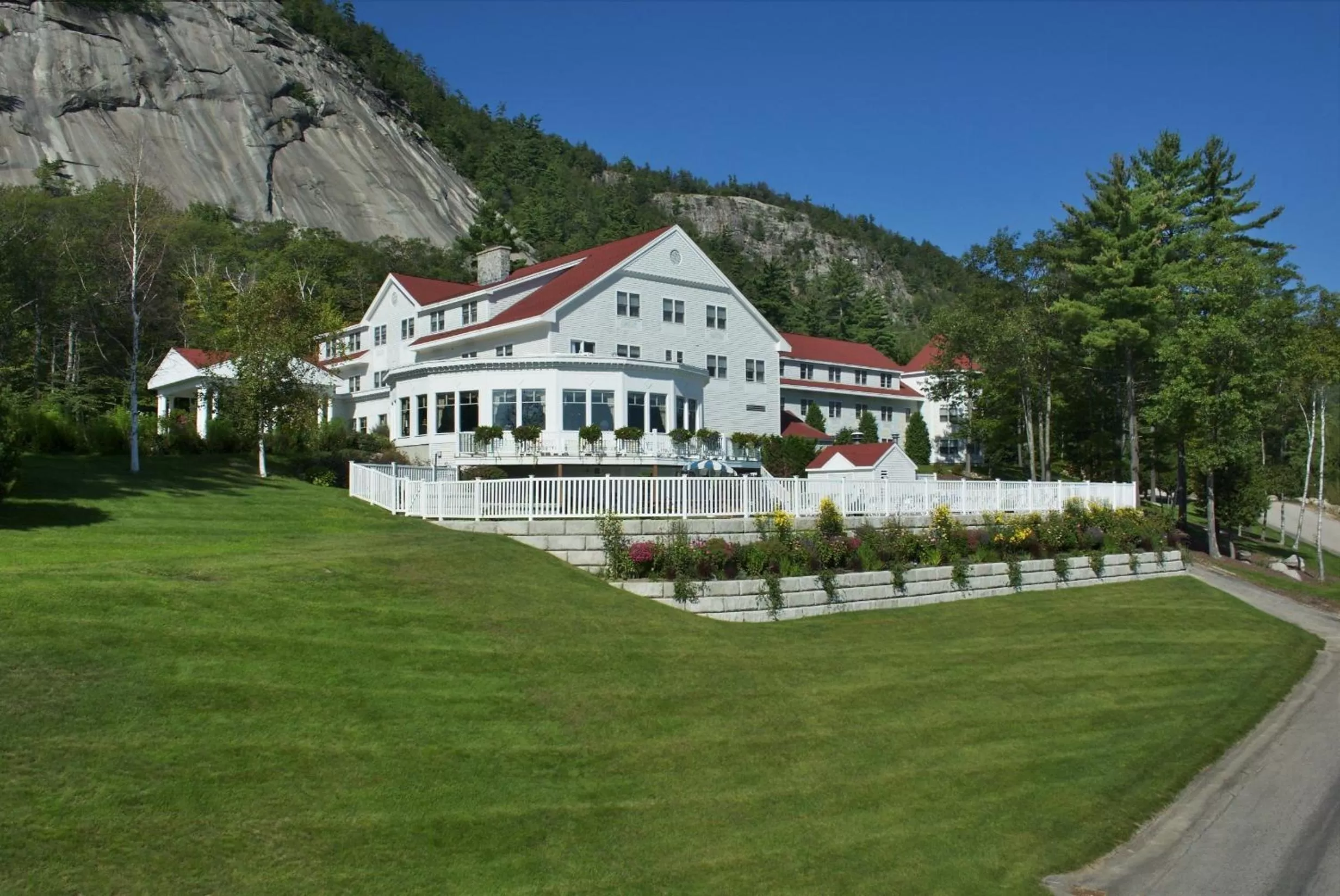 Facade/entrance in White Mountain Hotel and Resort