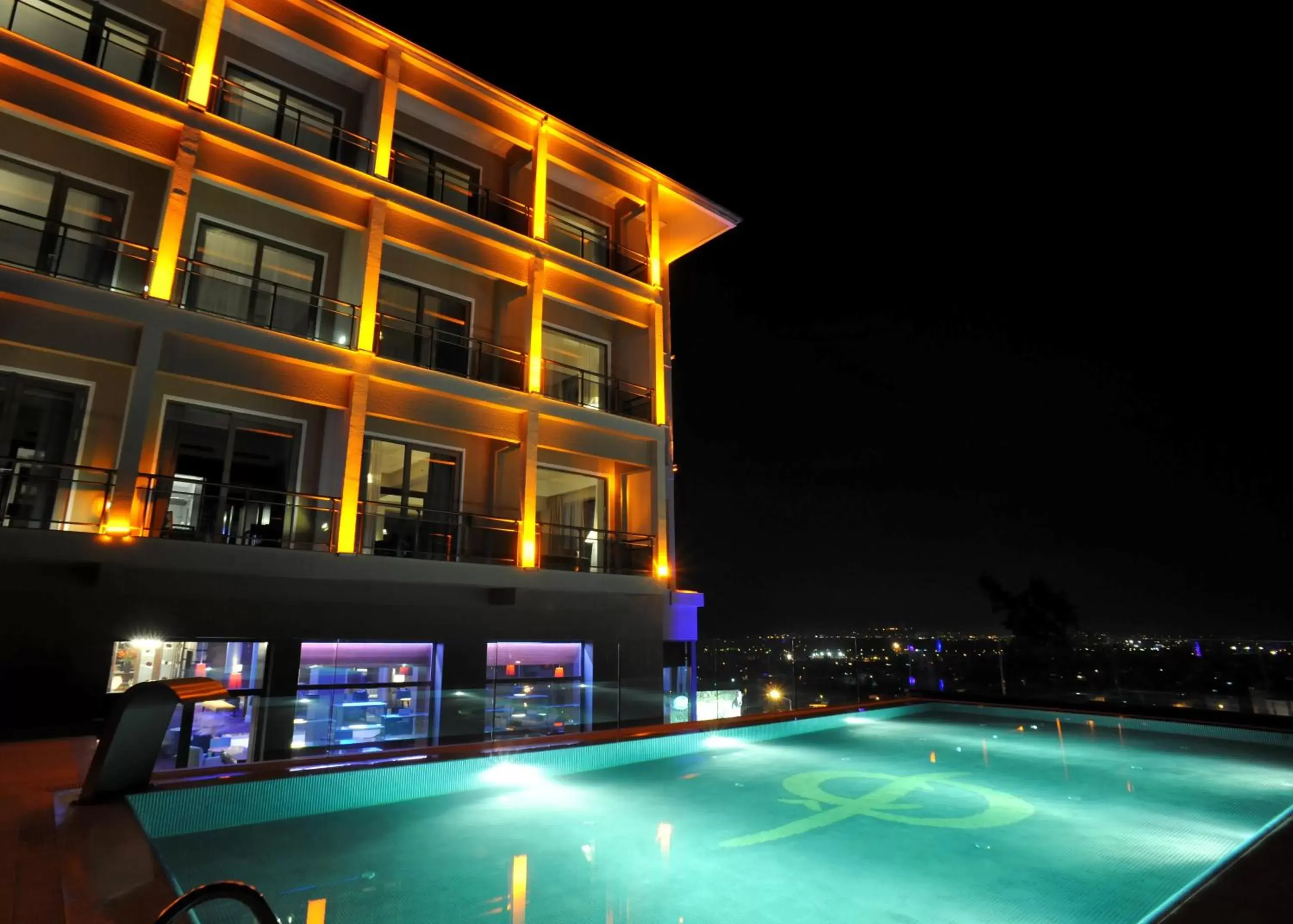 Property building, Swimming Pool in Hotel Çelik Palas Convention Center & Thermal SPA