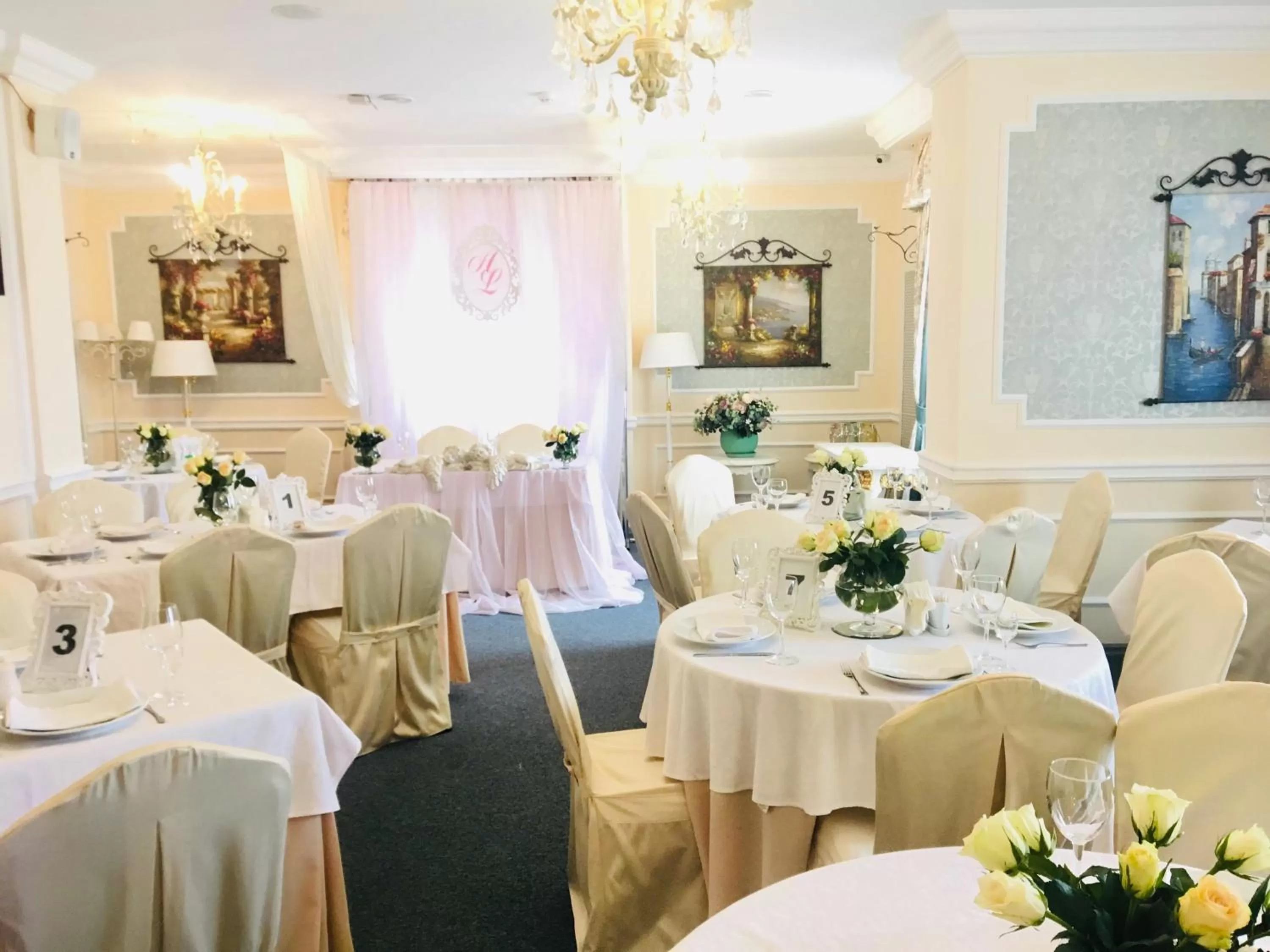 Restaurant/places to eat in Olympic Hotel