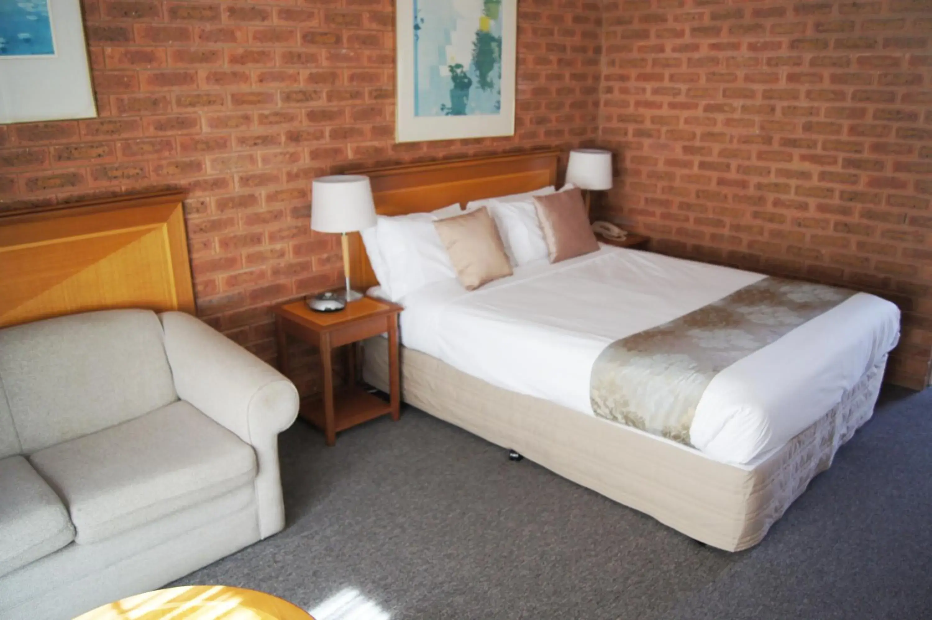 Bed in Central Yarrawonga Motor Inn