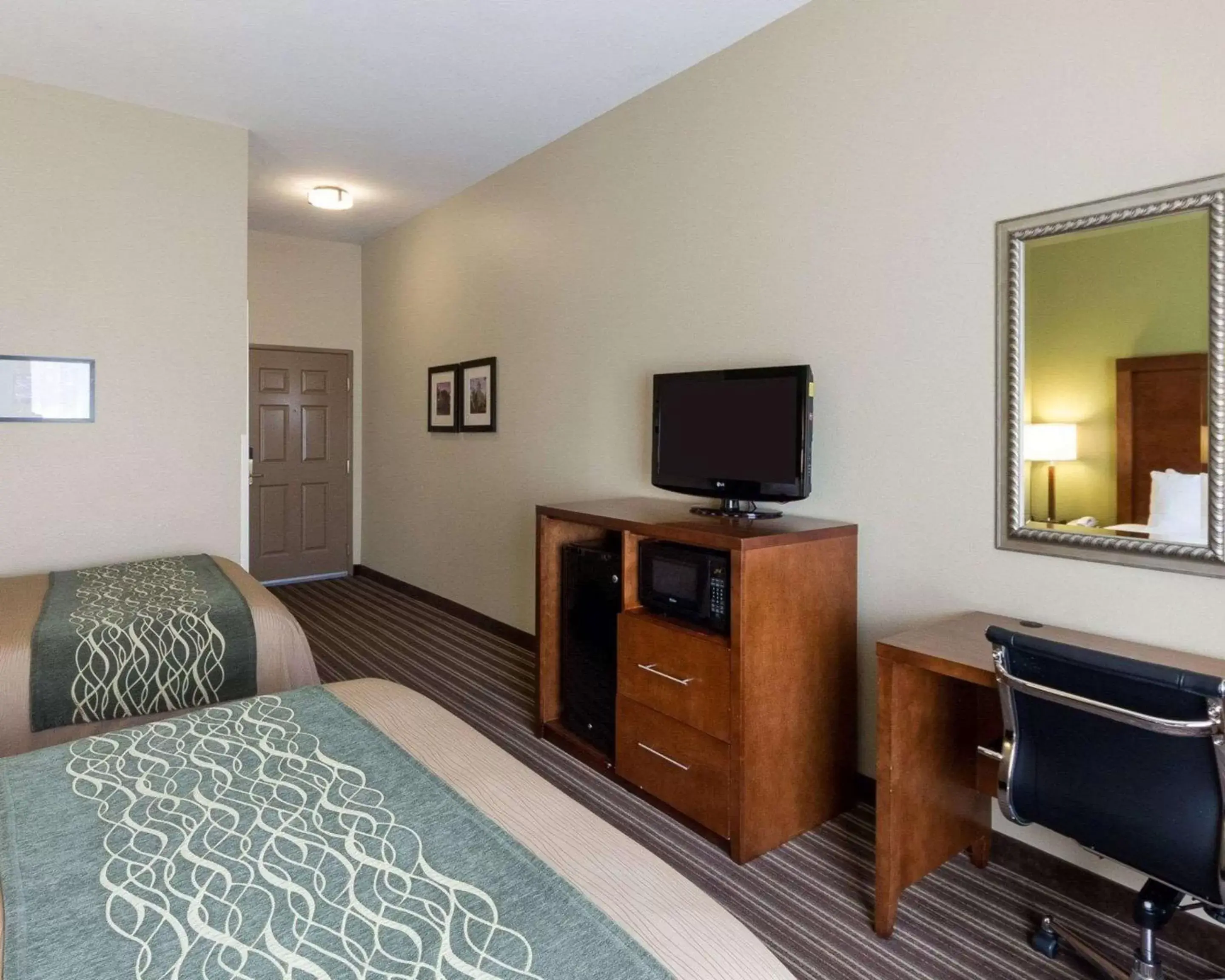 Photo of the whole room, TV/Entertainment Center in Comfort Inn & Suites Fayetteville-University Area