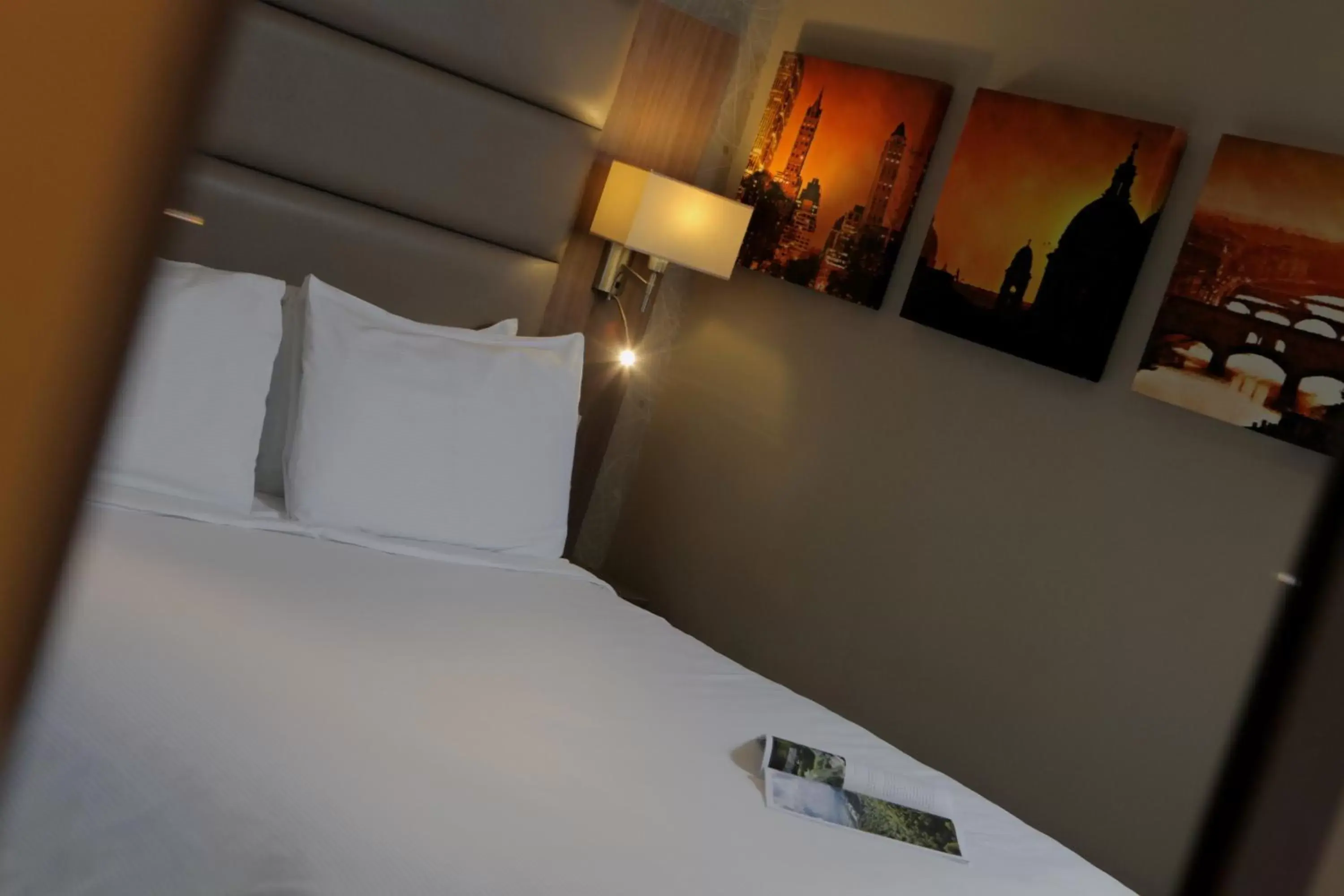 Photo of the whole room, Bed in Best Western Pontypool Metro Hotel