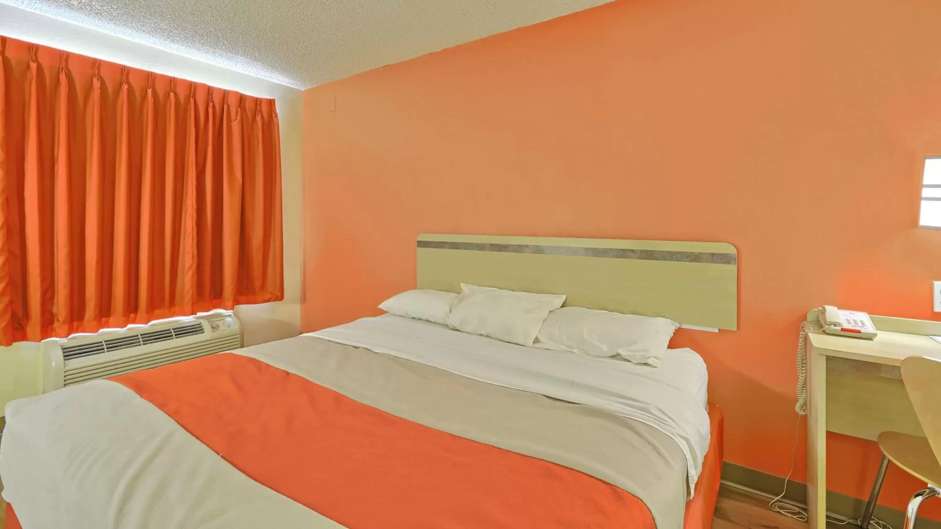 Photo of the whole room, Bed in Motel 6-Maple Shade Township, NJ - Philadelphia - Mt Laurel