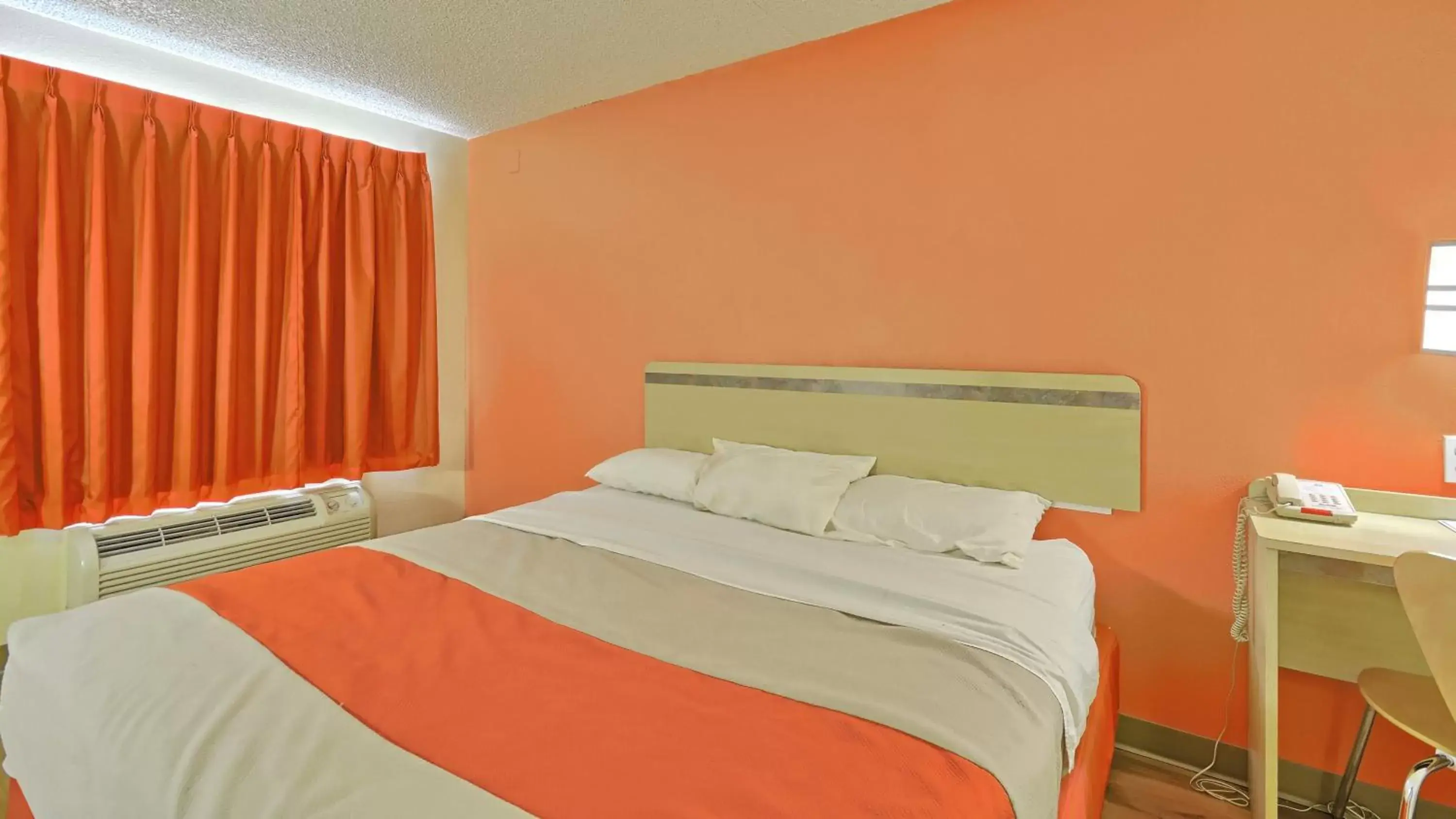 Photo of the whole room, Bed in Motel 6-Maple Shade Township, NJ - Philadelphia - Mt Laurel