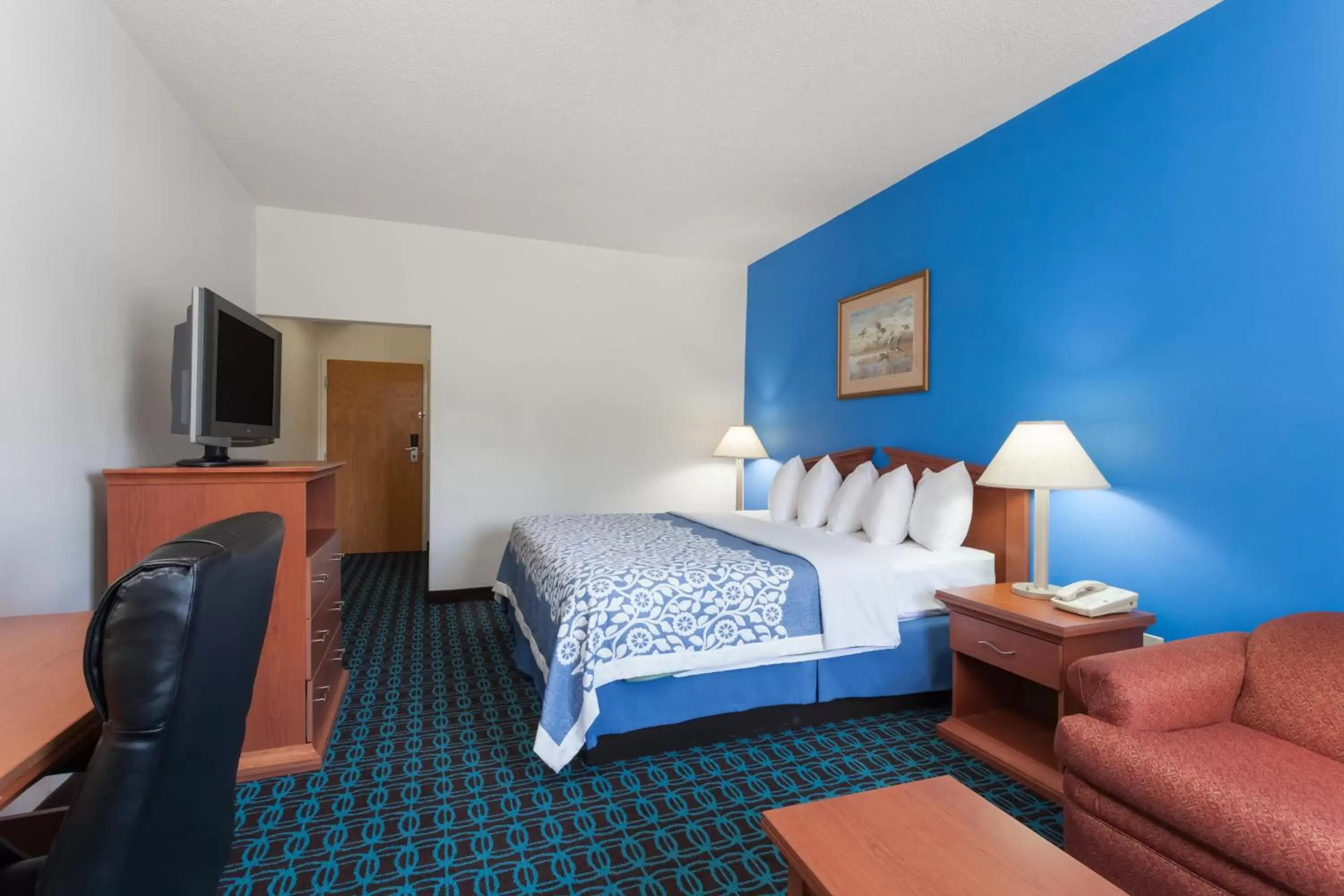 Photo of the whole room, Bed in Days Inn & Suites by Wyndham Cambridge