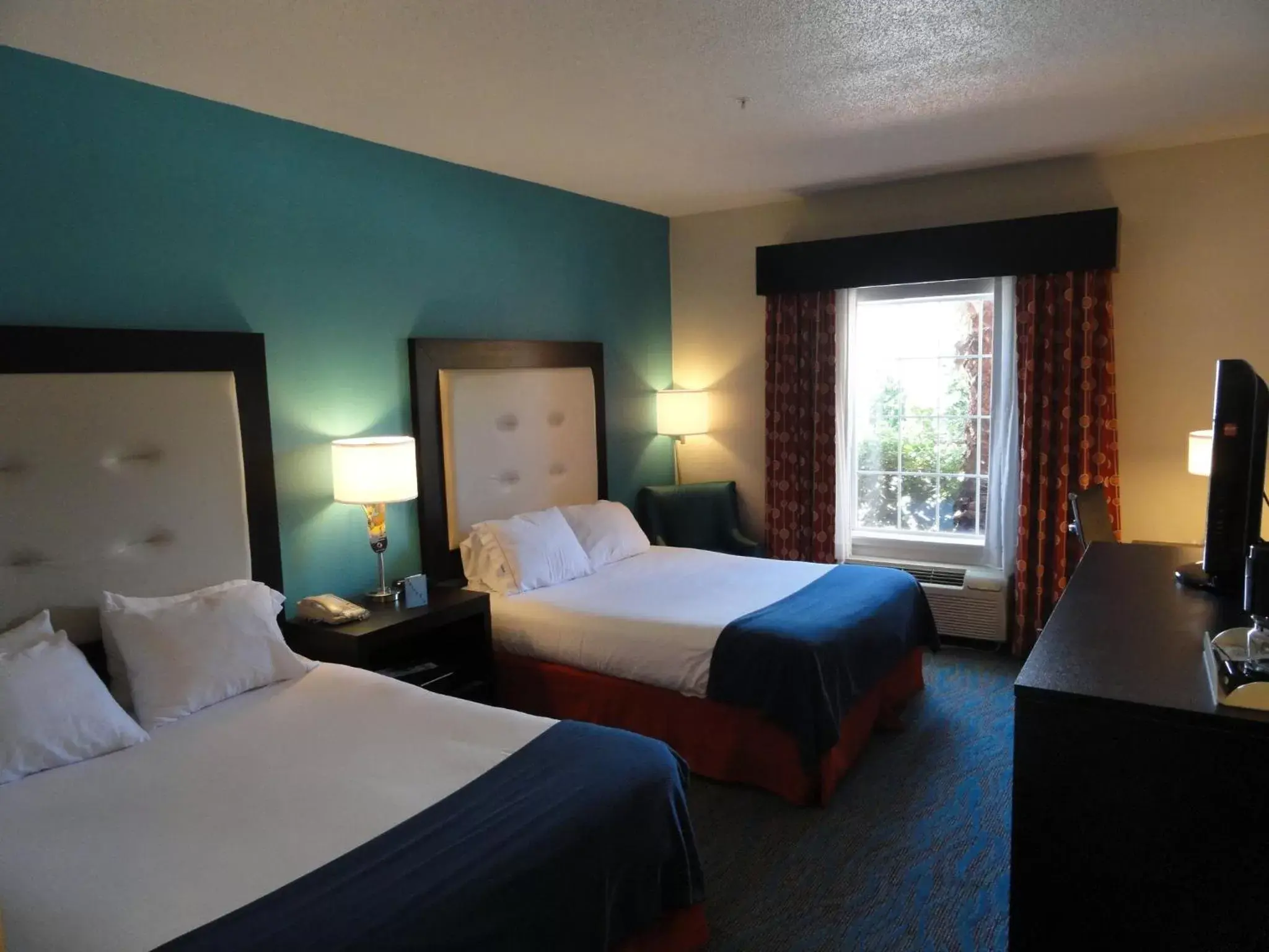 Photo of the whole room, Bed in Holiday Inn Express Destin E - Commons Mall Area, an IHG Hotel