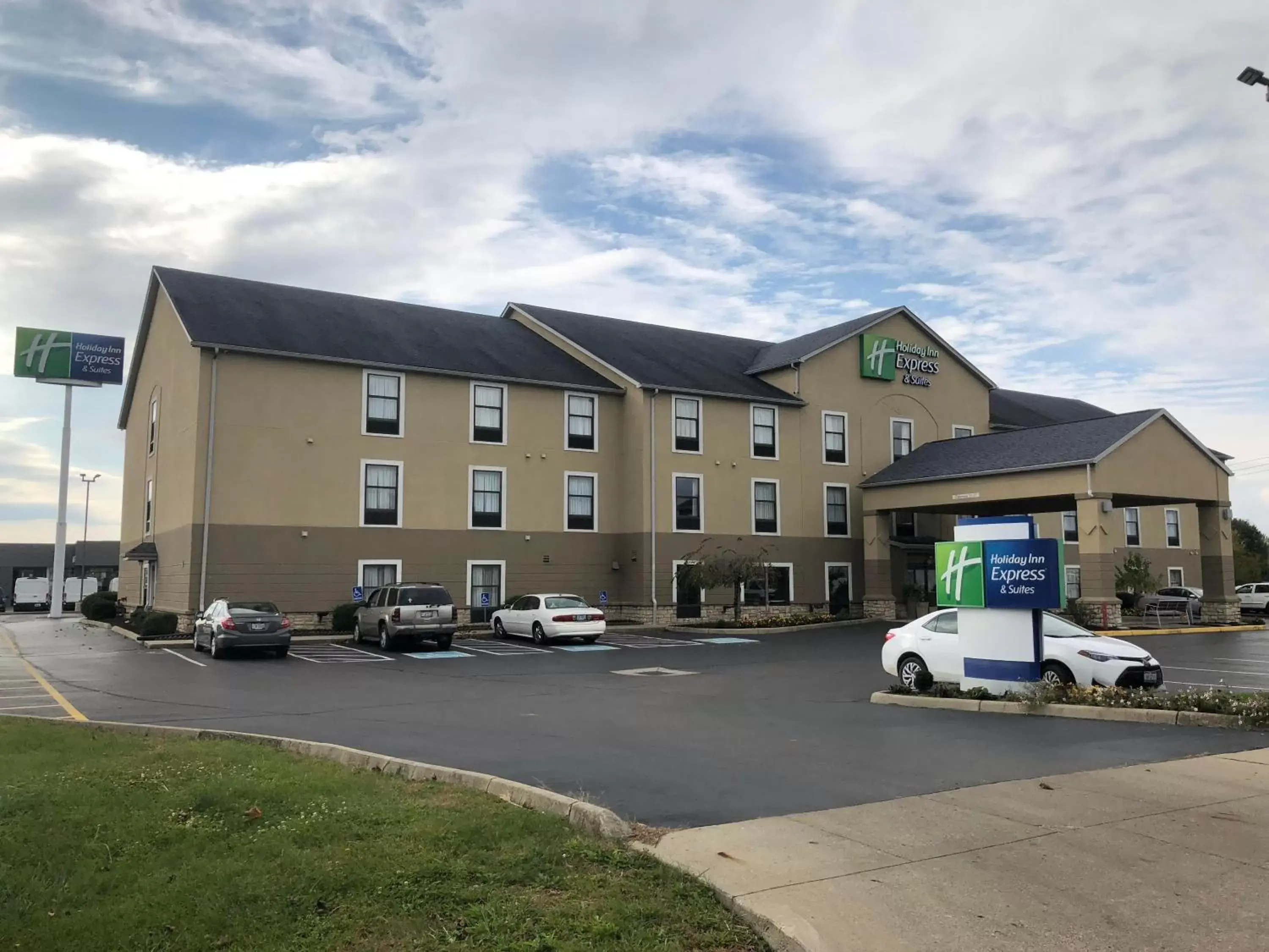Property Building in Holiday Inn Express Hotel & Suites Circleville, an IHG Hotel