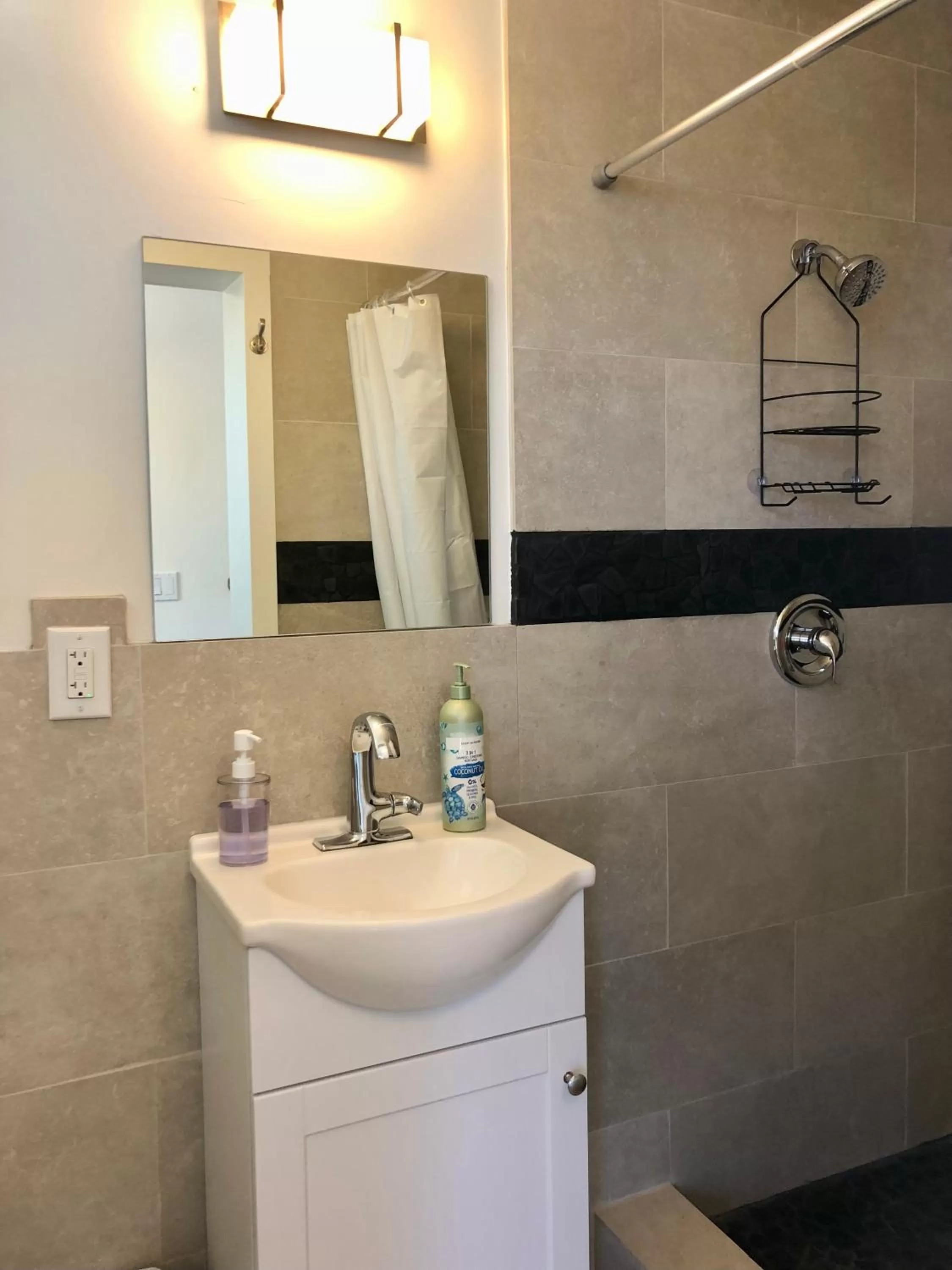 Bathroom in Kona Tiki Hotel