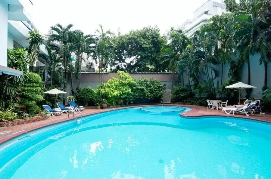 Swimming Pool in Manhattan Hotel Bangkok