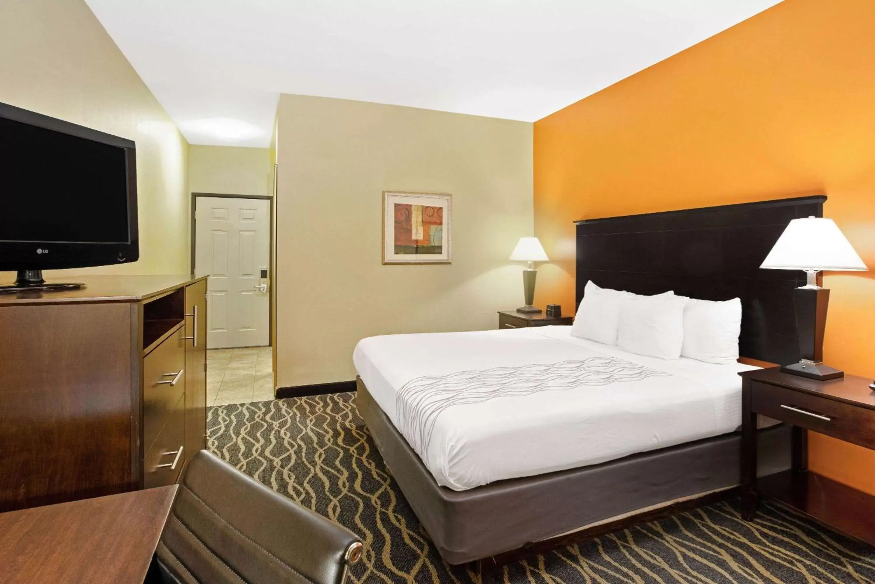 Photo of the whole room, Bed in La Quinta by Wyndham Tulsa Airport / Expo Square