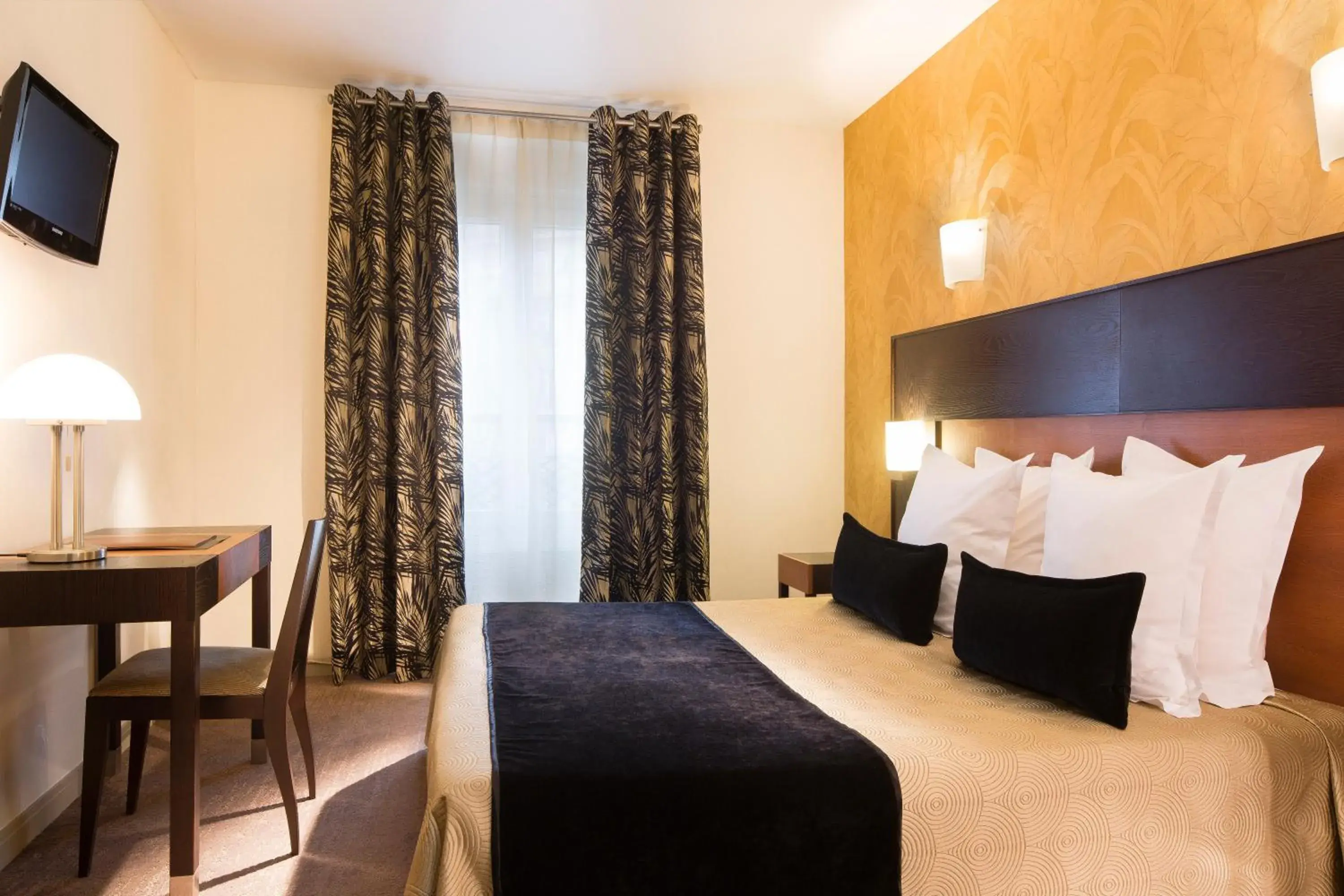 Photo of the whole room, Bed in Hôtel Raspail Montparnasse