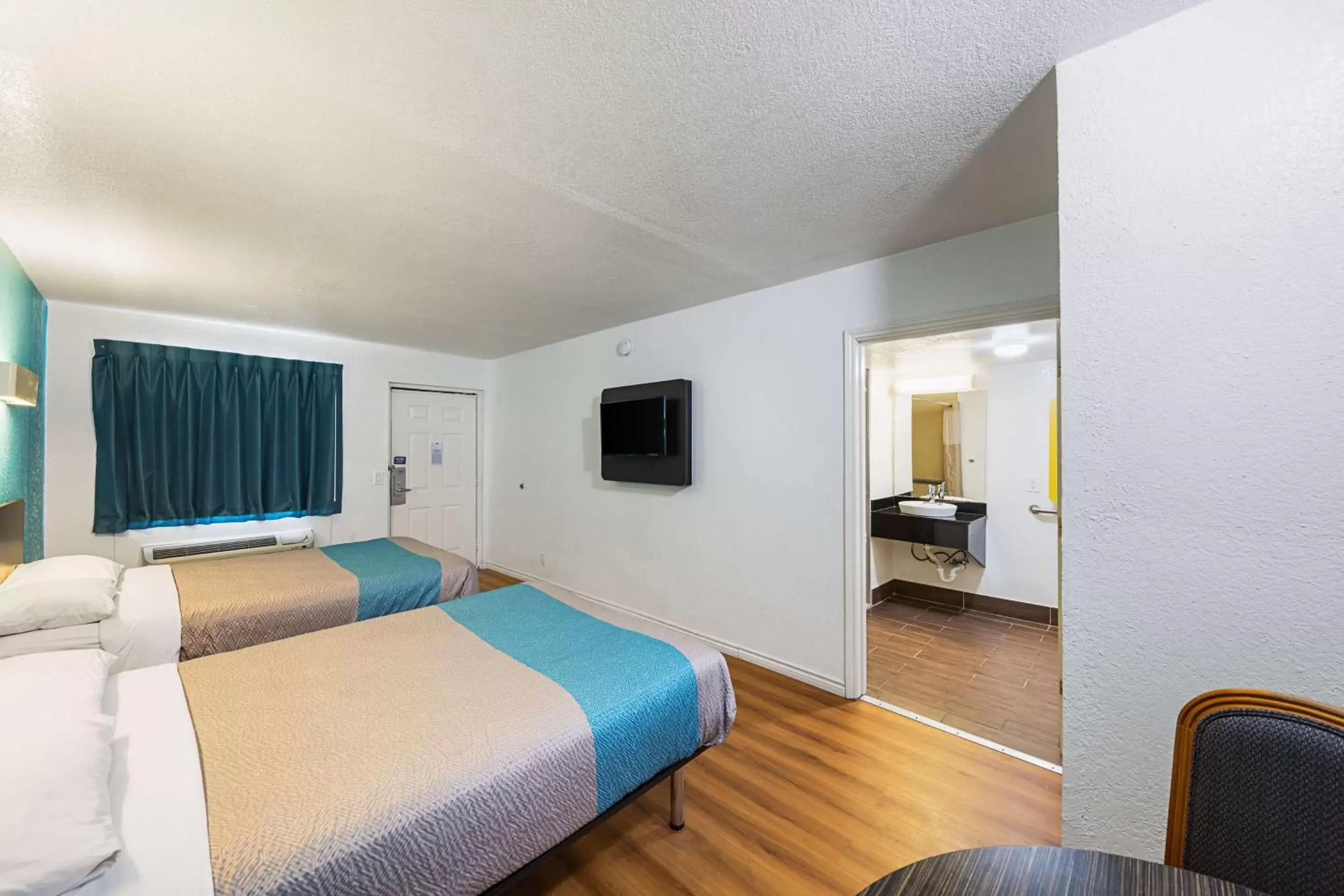 TV and multimedia, Bed in Motel 6-Grand Prairie, TX - Interstate 30